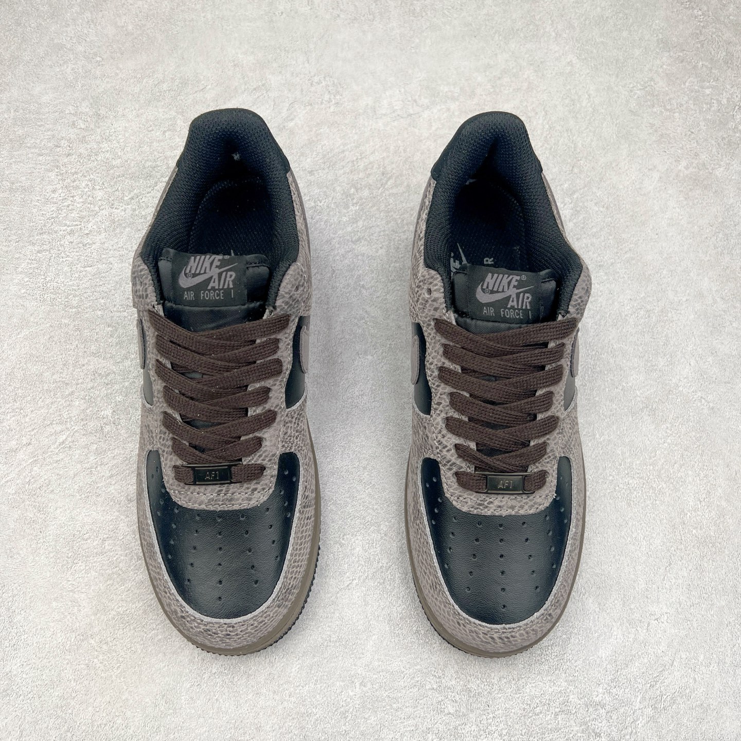 图片[2]-＃福利特价 NK Air Force 1´07 Low 空军一号低帮百搭休闲运动板鞋 HF2898-001 柔软、弹性十足的缓震性能和出色的中底设计 横跨复古与现代的外型结合 造就出风靡全球 三十多年的Force 1 直到今天还深受青睐 尺码：36 36.5 37.5 38 38.5 39 40 40.5 41 42 42.5 43 44 44.5 45-选品中心