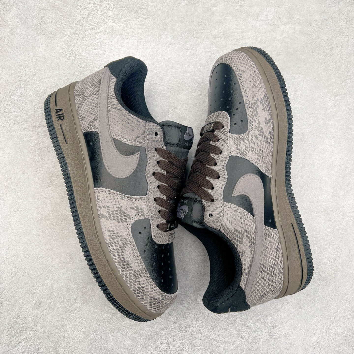 图片[3]-＃福利特价 NK Air Force 1´07 Low 空军一号低帮百搭休闲运动板鞋 HF2898-001 柔软、弹性十足的缓震性能和出色的中底设计 横跨复古与现代的外型结合 造就出风靡全球 三十多年的Force 1 直到今天还深受青睐 尺码：36 36.5 37.5 38 38.5 39 40 40.5 41 42 42.5 43 44 44.5 45-选品中心