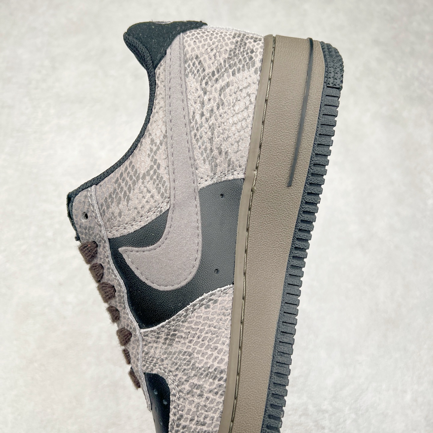 图片[7]-＃福利特价 NK Air Force 1´07 Low 空军一号低帮百搭休闲运动板鞋 HF2898-001 柔软、弹性十足的缓震性能和出色的中底设计 横跨复古与现代的外型结合 造就出风靡全球 三十多年的Force 1 直到今天还深受青睐 尺码：36 36.5 37.5 38 38.5 39 40 40.5 41 42 42.5 43 44 44.5 45-选品中心