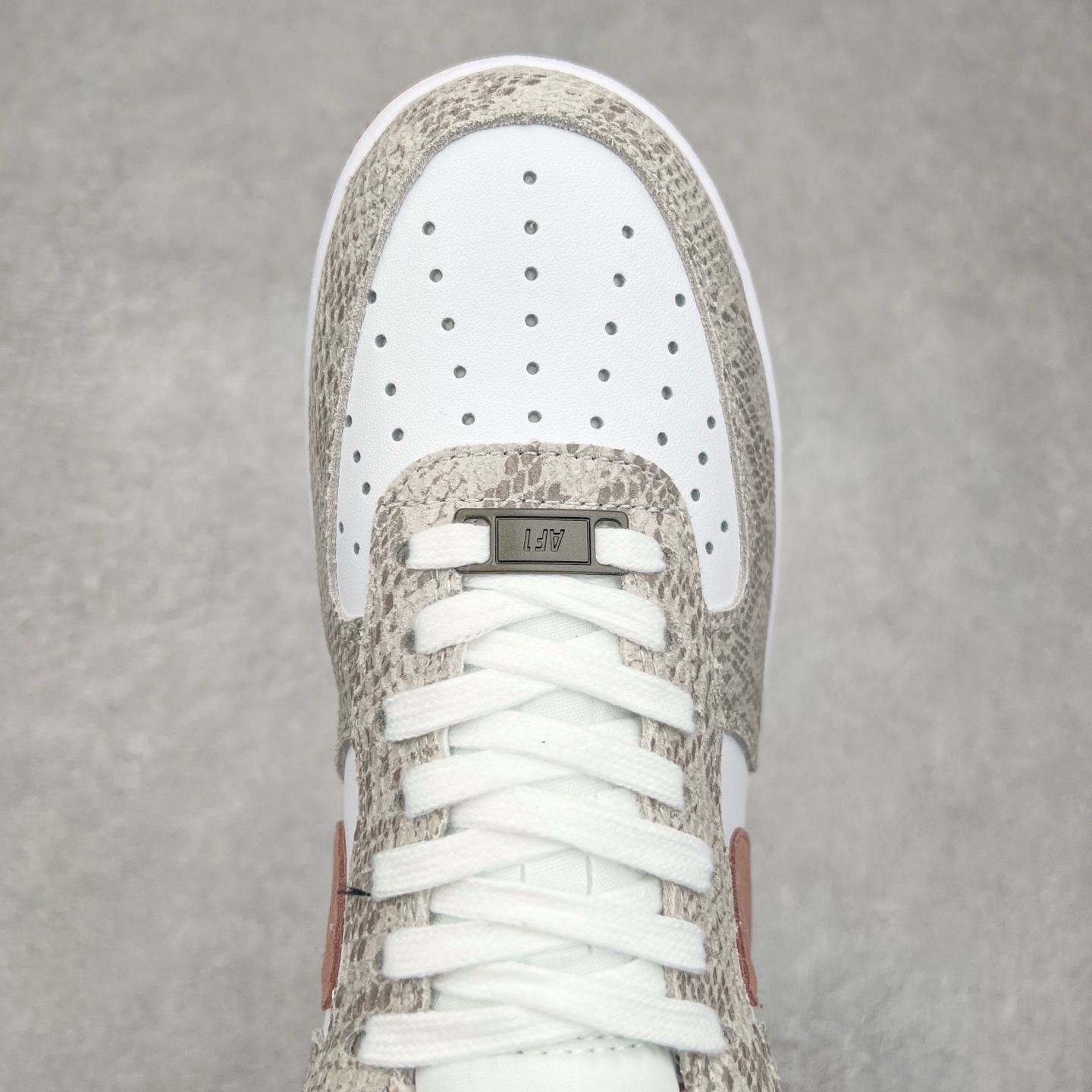 图片[4]-＃福利特价 NK Air Force 1´07 Low 空军一号低帮百搭休闲运动板鞋 HF2898-100 柔软、弹性十足的缓震性能和出色的中底设计 横跨复古与现代的外型结合 造就出风靡全球 三十多年的Force 1 直到今天还深受青睐 尺码：36 36.5 37.5 38 38.5 39 40 40.5 41 42 42.5 43 44 44.5 45-选品中心