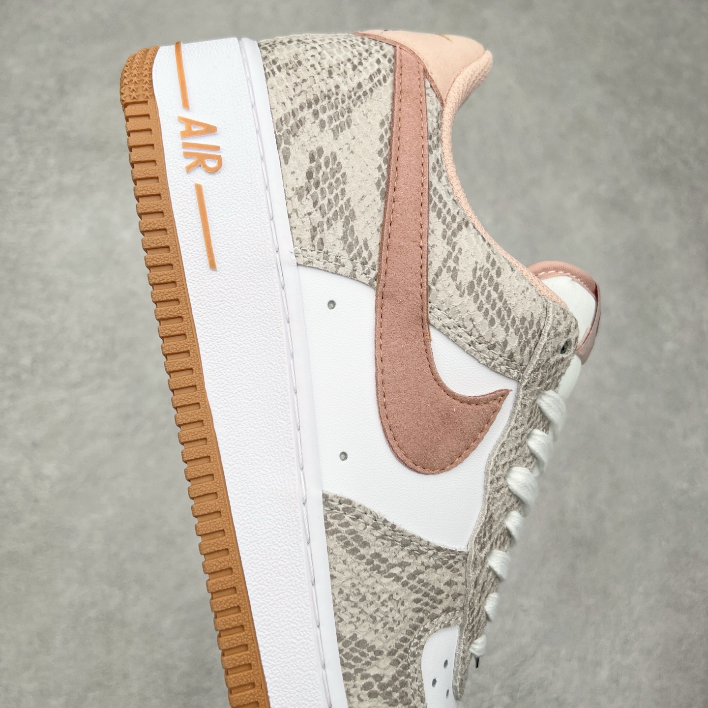 图片[6]-＃福利特价 NK Air Force 1´07 Low 空军一号低帮百搭休闲运动板鞋 HF2898-100 柔软、弹性十足的缓震性能和出色的中底设计 横跨复古与现代的外型结合 造就出风靡全球 三十多年的Force 1 直到今天还深受青睐 尺码：36 36.5 37.5 38 38.5 39 40 40.5 41 42 42.5 43 44 44.5 45-选品中心