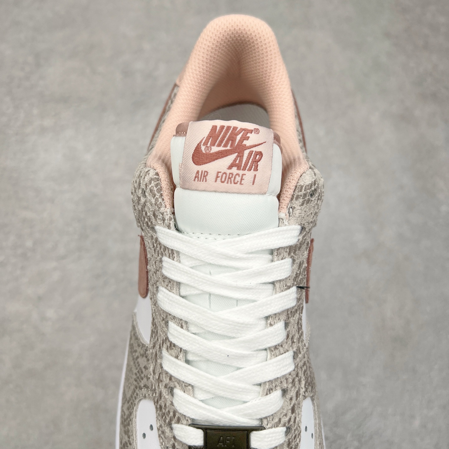 图片[5]-＃福利特价 NK Air Force 1´07 Low 空军一号低帮百搭休闲运动板鞋 HF2898-100 柔软、弹性十足的缓震性能和出色的中底设计 横跨复古与现代的外型结合 造就出风靡全球 三十多年的Force 1 直到今天还深受青睐 尺码：36 36.5 37.5 38 38.5 39 40 40.5 41 42 42.5 43 44 44.5 45-选品中心