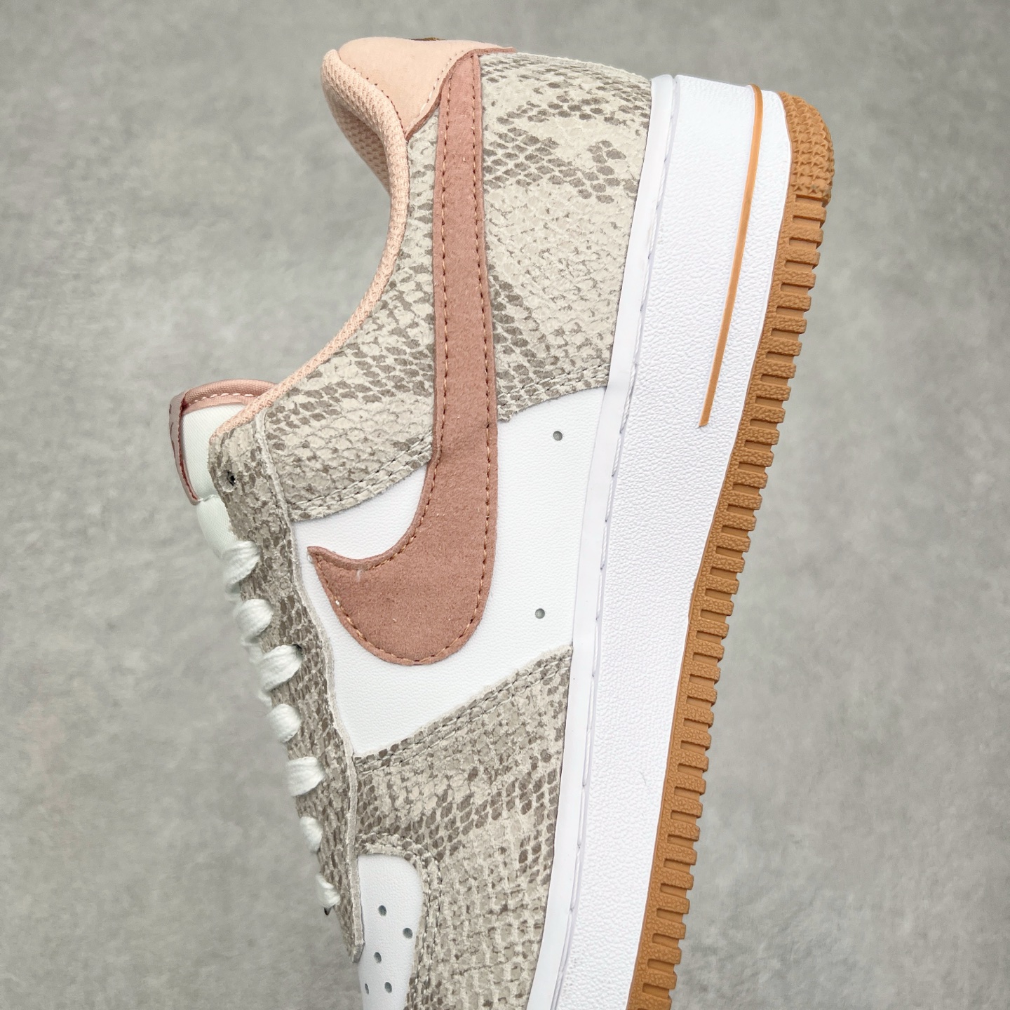 图片[7]-＃福利特价 NK Air Force 1´07 Low 空军一号低帮百搭休闲运动板鞋 HF2898-100 柔软、弹性十足的缓震性能和出色的中底设计 横跨复古与现代的外型结合 造就出风靡全球 三十多年的Force 1 直到今天还深受青睐 尺码：36 36.5 37.5 38 38.5 39 40 40.5 41 42 42.5 43 44 44.5 45-选品中心