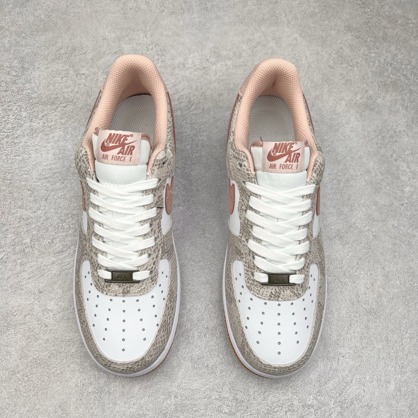 图片[2]-＃福利特价 NK Air Force 1´07 Low 空军一号低帮百搭休闲运动板鞋 HF2898-100 柔软、弹性十足的缓震性能和出色的中底设计 横跨复古与现代的外型结合 造就出风靡全球 三十多年的Force 1 直到今天还深受青睐 尺码：36 36.5 37.5 38 38.5 39 40 40.5 41 42 42.5 43 44 44.5 45-选品中心