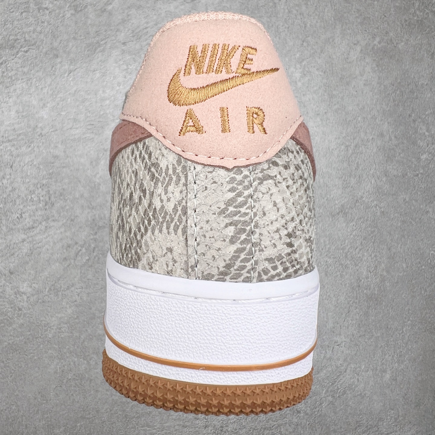 图片[8]-＃福利特价 NK Air Force 1´07 Low 空军一号低帮百搭休闲运动板鞋 HF2898-100 柔软、弹性十足的缓震性能和出色的中底设计 横跨复古与现代的外型结合 造就出风靡全球 三十多年的Force 1 直到今天还深受青睐 尺码：36 36.5 37.5 38 38.5 39 40 40.5 41 42 42.5 43 44 44.5 45-选品中心