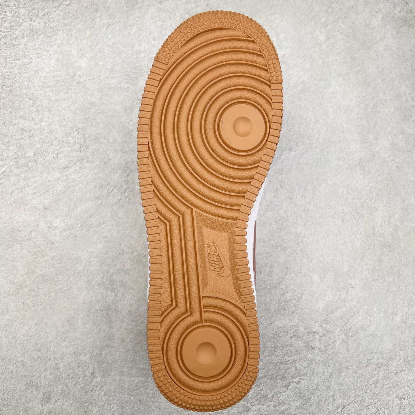 图片[9]-＃福利特价 NK Air Force 1´07 Low 空军一号低帮百搭休闲运动板鞋 HF2898-100 柔软、弹性十足的缓震性能和出色的中底设计 横跨复古与现代的外型结合 造就出风靡全球 三十多年的Force 1 直到今天还深受青睐 尺码：36 36.5 37.5 38 38.5 39 40 40.5 41 42 42.5 43 44 44.5 45-选品中心