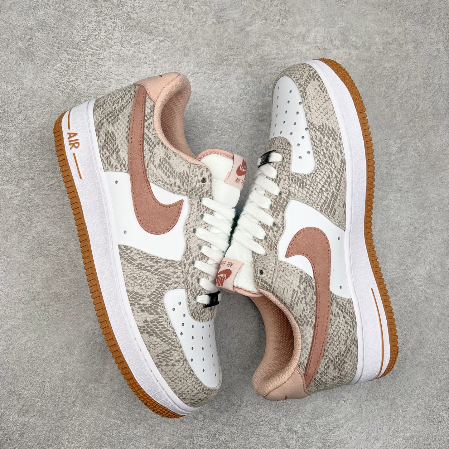 图片[3]-＃福利特价 NK Air Force 1´07 Low 空军一号低帮百搭休闲运动板鞋 HF2898-100 柔软、弹性十足的缓震性能和出色的中底设计 横跨复古与现代的外型结合 造就出风靡全球 三十多年的Force 1 直到今天还深受青睐 尺码：36 36.5 37.5 38 38.5 39 40 40.5 41 42 42.5 43 44 44.5 45-选品中心