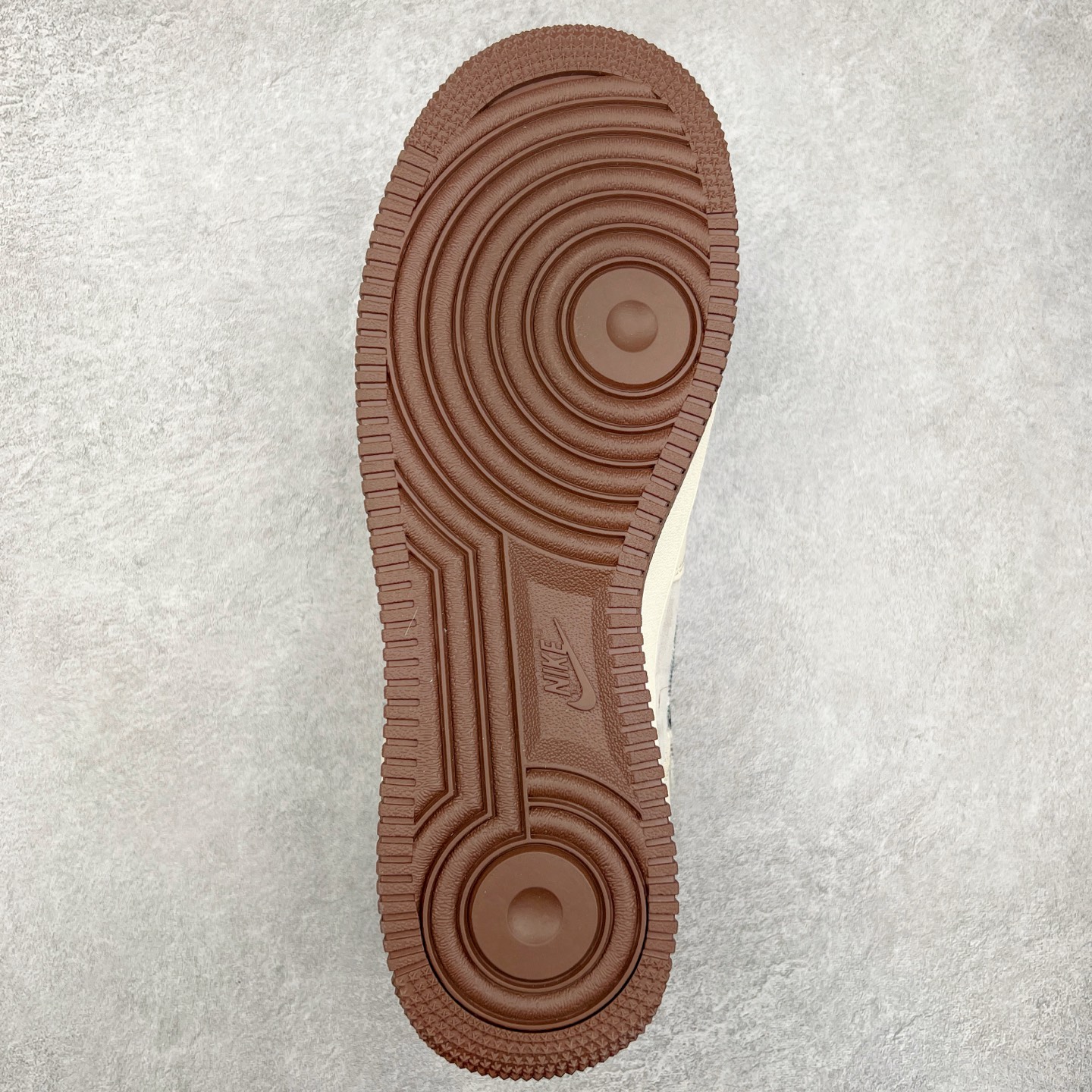 图片[9]-NK Air Force 1´07 Low 空军一号低帮百搭休闲运动板鞋 DF0188-030 柔软、弹性十足的缓震性能和出色的中底设计 横跨复古与现代的外型结合 造就出风靡全球 三十多年的Force 1 直到今天还深受青睐 尺码：36 36.5 37.5 38 38.5 39 40 40.5 41 42 42.5 43 44 44.5 45-选品中心