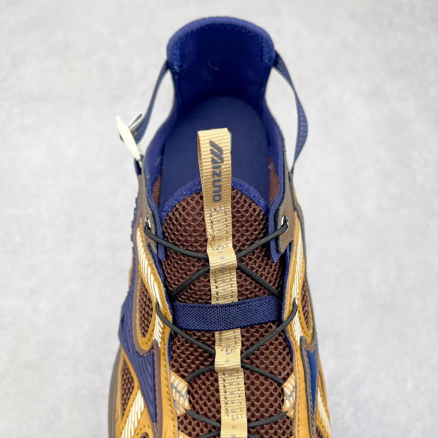 图片[5]-Mizuno Speed 2K 美津浓复古厚底织物合成革防滑耐磨透气低帮休闲跑步鞋 美津浓（Mizuno）是日本美津浓株式会社于1906年创立的运动品牌，经过一个多世纪的不断努力现已成为世界著名的运动器具、服装和鞋类生产商。美津浓力求服务于各类运动项目，并竭力使运动生活更加愉快和振奋。产品种类齐全，覆盖几乎全部主要运动项目，达到30万多个品类。尺码：36 36.5 37.5 38 38.5 39 40 40.5 41 42 42.5 43 44 44.5 45-选品中心