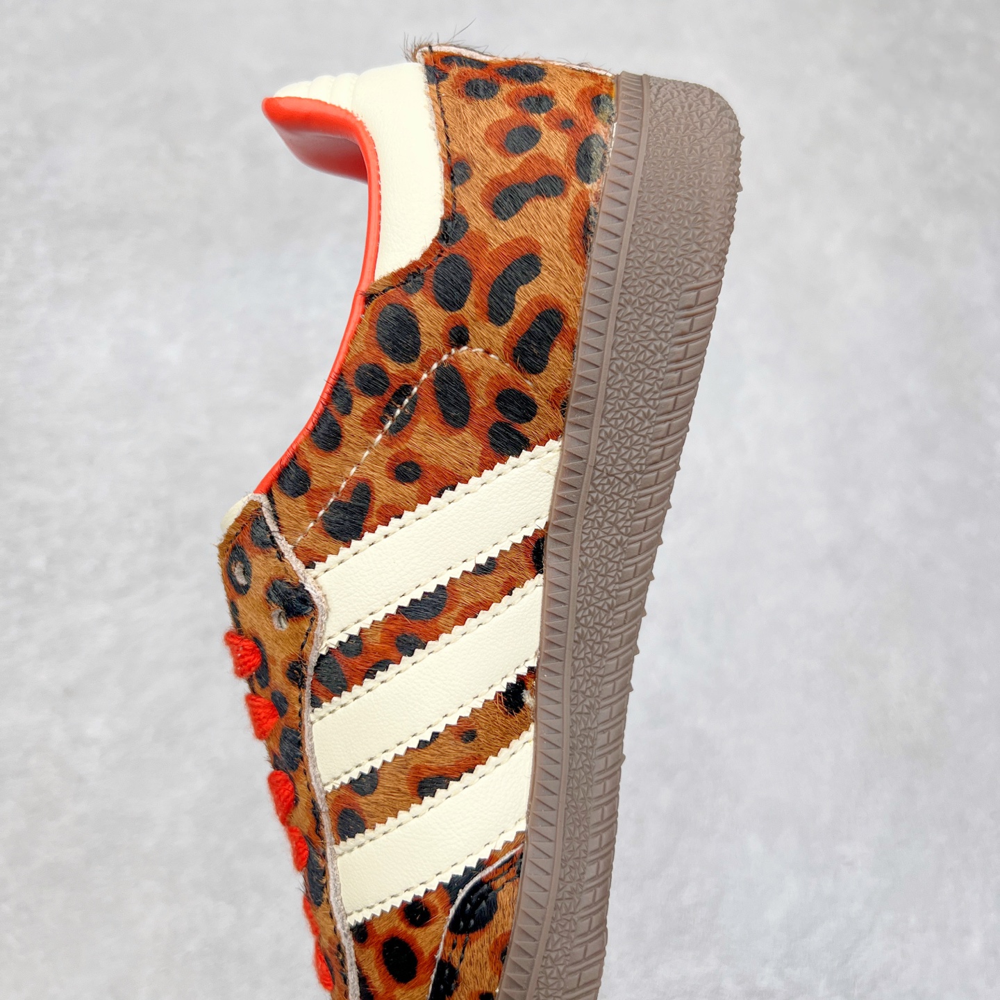 图片[7]-AD Original Samba OG 复古经典轻便板鞋 JI2734 这款桑巴鞋展示了高质量的工艺 带有装饰的超锁缝制和无缝的手感 柔软、柔软的皮革造型和标志性的3条纹完成了精致的外观 正规合身鞋带 鞋面上有绒面鞋垫 橡胶鞋底 享受正畸套筒软感 自50年代首次亮相以来就一直在赢得粉丝的青睐 尺码：36 36.5 37.5 38 38.5 39 40 40.5 41 42 42.5 43 44 44.5 45-选品中心