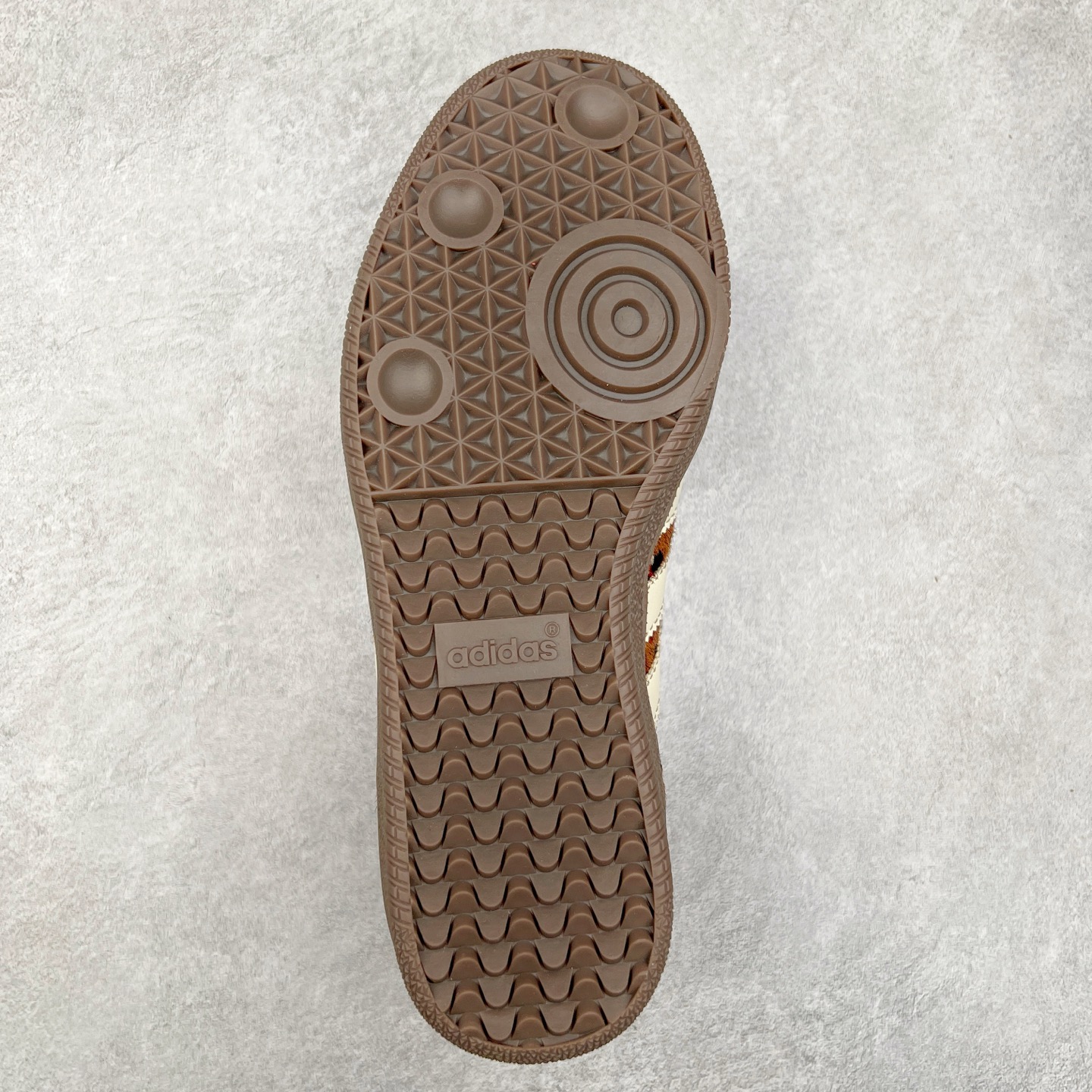 图片[9]-AD Original Samba OG 复古经典轻便板鞋 JI2734 这款桑巴鞋展示了高质量的工艺 带有装饰的超锁缝制和无缝的手感 柔软、柔软的皮革造型和标志性的3条纹完成了精致的外观 正规合身鞋带 鞋面上有绒面鞋垫 橡胶鞋底 享受正畸套筒软感 自50年代首次亮相以来就一直在赢得粉丝的青睐 尺码：36 36.5 37.5 38 38.5 39 40 40.5 41 42 42.5 43 44 44.5 45-选品中心