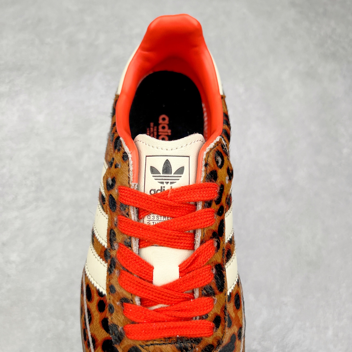 图片[5]-AD Original Samba OG 复古经典轻便板鞋 JI2734 这款桑巴鞋展示了高质量的工艺 带有装饰的超锁缝制和无缝的手感 柔软、柔软的皮革造型和标志性的3条纹完成了精致的外观 正规合身鞋带 鞋面上有绒面鞋垫 橡胶鞋底 享受正畸套筒软感 自50年代首次亮相以来就一直在赢得粉丝的青睐 尺码：36 36.5 37.5 38 38.5 39 40 40.5 41 42 42.5 43 44 44.5 45-选品中心