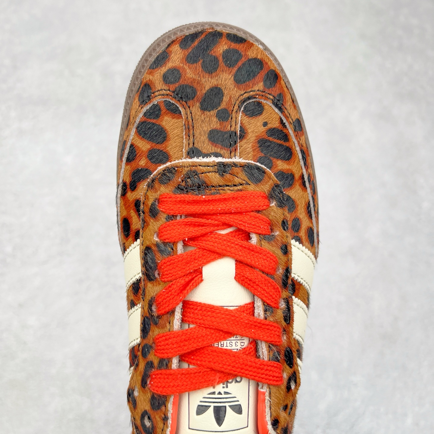 图片[4]-AD Original Samba OG 复古经典轻便板鞋 JI2734 这款桑巴鞋展示了高质量的工艺 带有装饰的超锁缝制和无缝的手感 柔软、柔软的皮革造型和标志性的3条纹完成了精致的外观 正规合身鞋带 鞋面上有绒面鞋垫 橡胶鞋底 享受正畸套筒软感 自50年代首次亮相以来就一直在赢得粉丝的青睐 尺码：36 36.5 37.5 38 38.5 39 40 40.5 41 42 42.5 43 44 44.5 45-选品中心