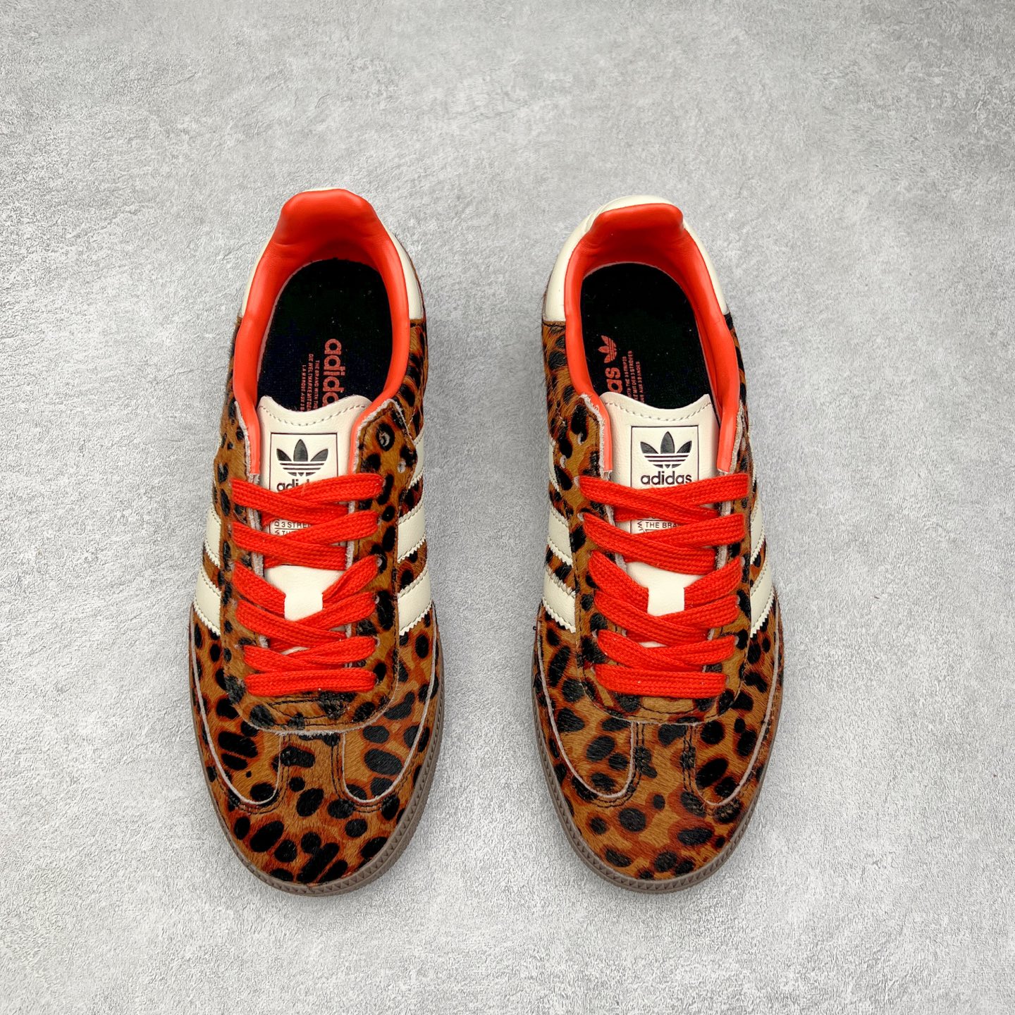 图片[2]-AD Original Samba OG 复古经典轻便板鞋 JI2734 这款桑巴鞋展示了高质量的工艺 带有装饰的超锁缝制和无缝的手感 柔软、柔软的皮革造型和标志性的3条纹完成了精致的外观 正规合身鞋带 鞋面上有绒面鞋垫 橡胶鞋底 享受正畸套筒软感 自50年代首次亮相以来就一直在赢得粉丝的青睐 尺码：36 36.5 37.5 38 38.5 39 40 40.5 41 42 42.5 43 44 44.5 45-选品中心