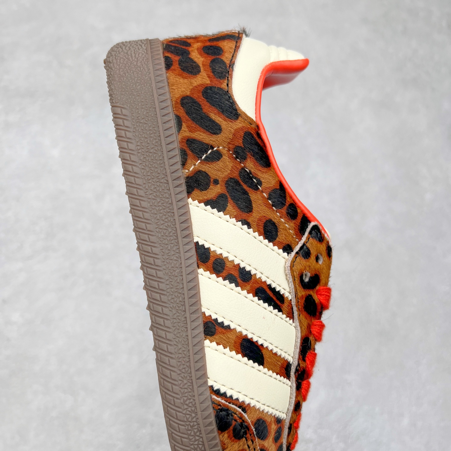 图片[6]-AD Original Samba OG 复古经典轻便板鞋 JI2734 这款桑巴鞋展示了高质量的工艺 带有装饰的超锁缝制和无缝的手感 柔软、柔软的皮革造型和标志性的3条纹完成了精致的外观 正规合身鞋带 鞋面上有绒面鞋垫 橡胶鞋底 享受正畸套筒软感 自50年代首次亮相以来就一直在赢得粉丝的青睐 尺码：36 36.5 37.5 38 38.5 39 40 40.5 41 42 42.5 43 44 44.5 45-选品中心