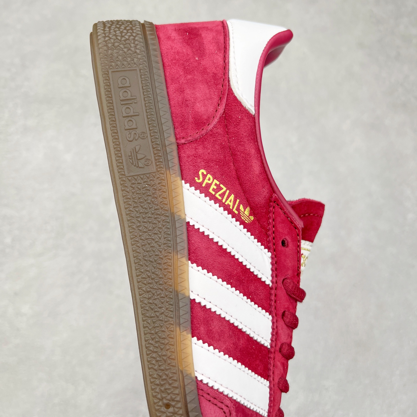 图片[6]-AD Originals Handball SPZL 手球运动员系列百搭休闲运动板鞋 BD7617 这款来自阿迪达斯的这款HANDBALL SPZL前身是一双手球运动鞋，这一次拿来复刻，所以鞋面的主要色彩选用了黑色， 鞋面外侧除了Spezial字母之外还有三叶草标志。Handball SPZL作为复古手球训练鞋与作为室内足球鞋的Samba有着异曲同工之处，但是质感更为出众的鞋身以及丰富的配色选择比起Samba来讲可以说是更胜一筹了！尺码：36 36⅔ 37⅓ 38 38⅔ 39⅓ 40 40⅔ 41⅓ 42 42⅔ 43⅓ 44 45-选品中心