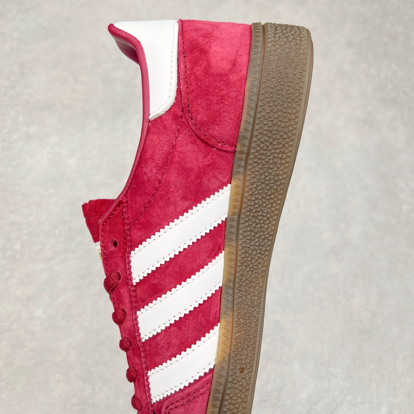 图片[7]-AD Originals Handball SPZL 手球运动员系列百搭休闲运动板鞋 BD7617 这款来自阿迪达斯的这款HANDBALL SPZL前身是一双手球运动鞋，这一次拿来复刻，所以鞋面的主要色彩选用了黑色， 鞋面外侧除了Spezial字母之外还有三叶草标志。Handball SPZL作为复古手球训练鞋与作为室内足球鞋的Samba有着异曲同工之处，但是质感更为出众的鞋身以及丰富的配色选择比起Samba来讲可以说是更胜一筹了！尺码：36 36⅔ 37⅓ 38 38⅔ 39⅓ 40 40⅔ 41⅓ 42 42⅔ 43⅓ 44 45-选品中心