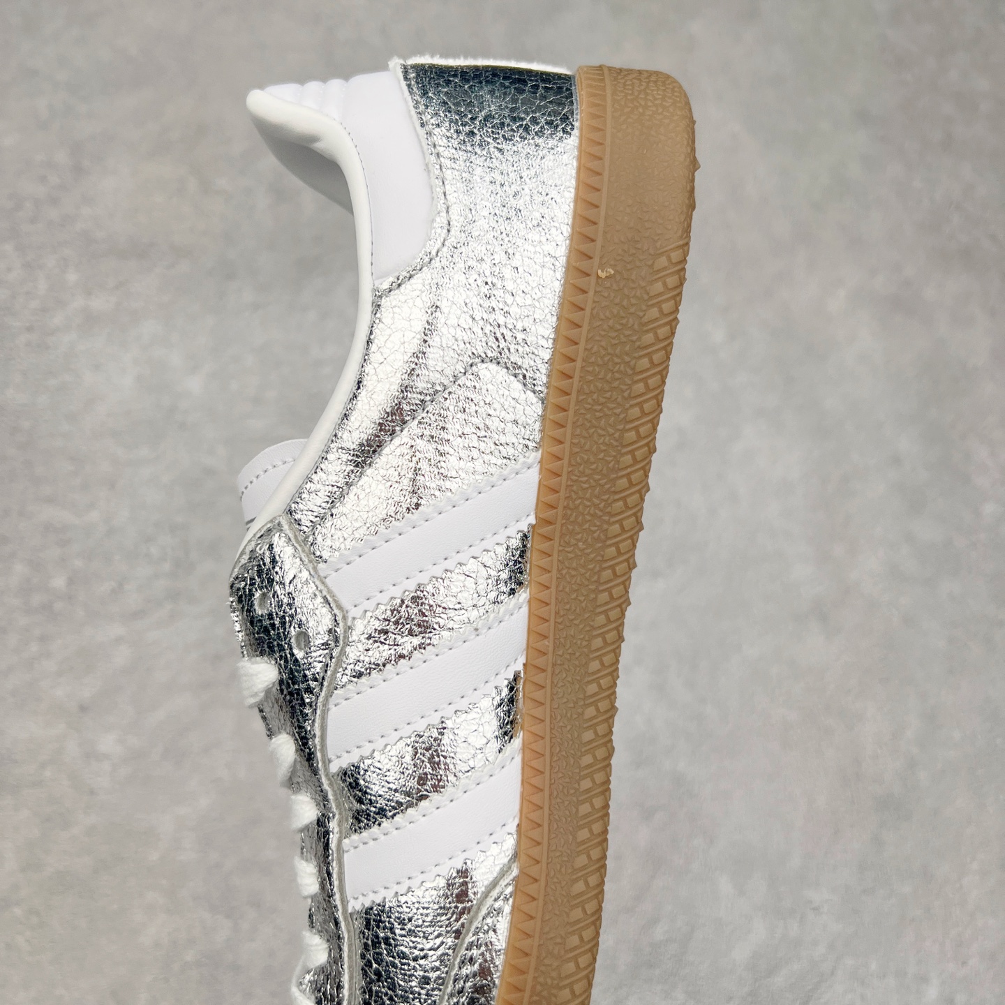 图片[7]-AD Original Samba OG 复古经典轻便板鞋 JR0035 这款桑巴鞋展示了高质量的工艺 带有装饰的超锁缝制和无缝的手感 柔软、柔软的皮革造型和标志性的3条纹完成了精致的外观 正规合身鞋带 鞋面上有绒面鞋垫 橡胶鞋底 享受正畸套筒软感 自50年代首次亮相以来就一直在赢得粉丝的青睐 尺码：36 36.5 37.5 38 38.5 39 40 40.5 41 42 42.5 43 44 44.5 45-选品中心