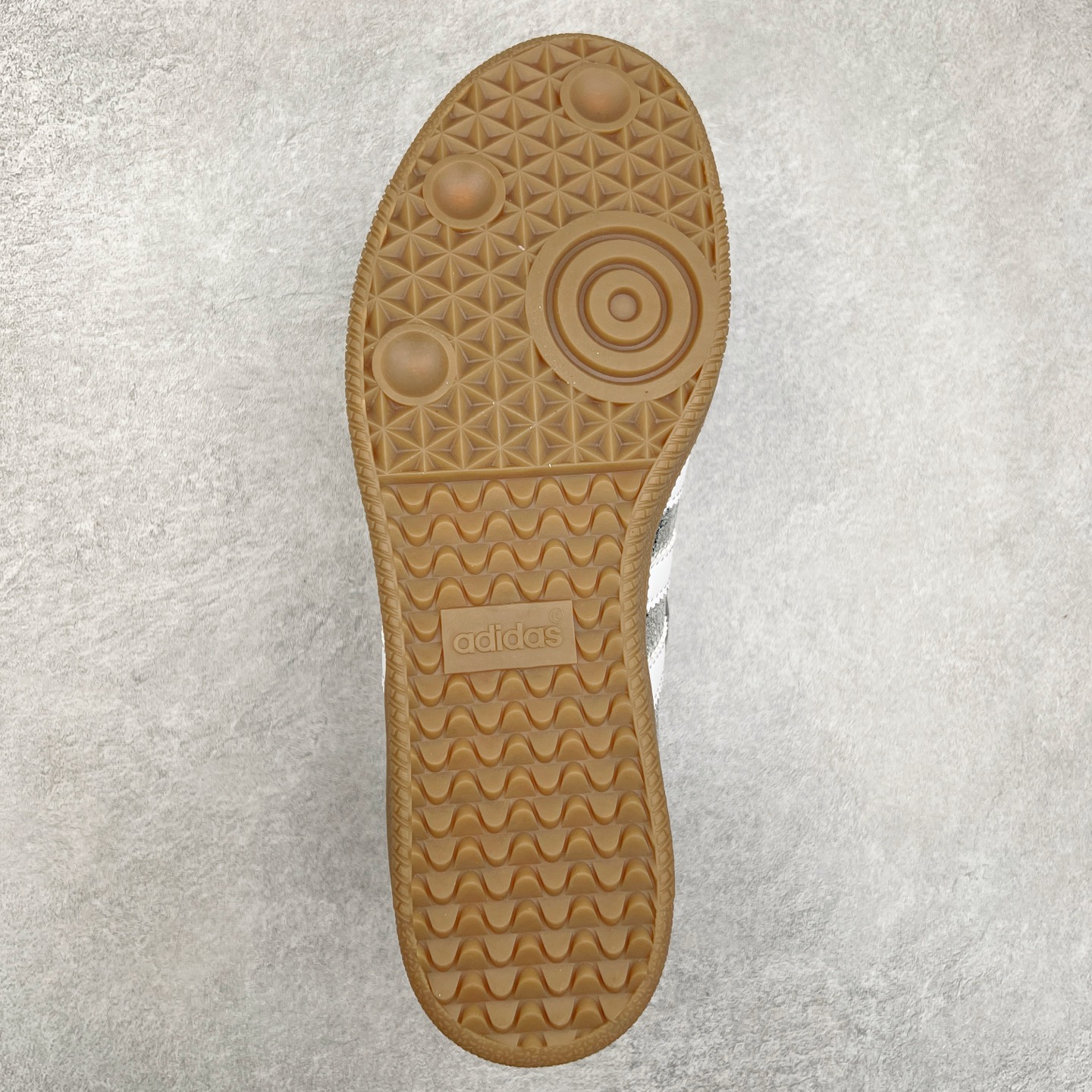 图片[9]-AD Original Samba OG 复古经典轻便板鞋 JR0035 这款桑巴鞋展示了高质量的工艺 带有装饰的超锁缝制和无缝的手感 柔软、柔软的皮革造型和标志性的3条纹完成了精致的外观 正规合身鞋带 鞋面上有绒面鞋垫 橡胶鞋底 享受正畸套筒软感 自50年代首次亮相以来就一直在赢得粉丝的青睐 尺码：36 36.5 37.5 38 38.5 39 40 40.5 41 42 42.5 43 44 44.5 45-选品中心