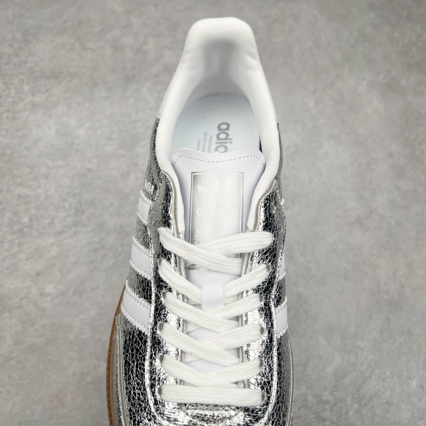 图片[5]-AD Original Samba OG 复古经典轻便板鞋 JR0035 这款桑巴鞋展示了高质量的工艺 带有装饰的超锁缝制和无缝的手感 柔软、柔软的皮革造型和标志性的3条纹完成了精致的外观 正规合身鞋带 鞋面上有绒面鞋垫 橡胶鞋底 享受正畸套筒软感 自50年代首次亮相以来就一直在赢得粉丝的青睐 尺码：36 36.5 37.5 38 38.5 39 40 40.5 41 42 42.5 43 44 44.5 45-选品中心