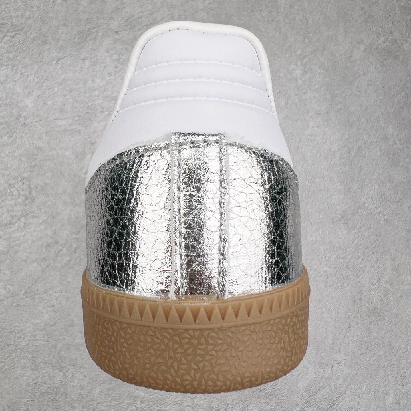 图片[8]-AD Original Samba OG 复古经典轻便板鞋 JR0035 这款桑巴鞋展示了高质量的工艺 带有装饰的超锁缝制和无缝的手感 柔软、柔软的皮革造型和标志性的3条纹完成了精致的外观 正规合身鞋带 鞋面上有绒面鞋垫 橡胶鞋底 享受正畸套筒软感 自50年代首次亮相以来就一直在赢得粉丝的青睐 尺码：36 36.5 37.5 38 38.5 39 40 40.5 41 42 42.5 43 44 44.5 45-选品中心