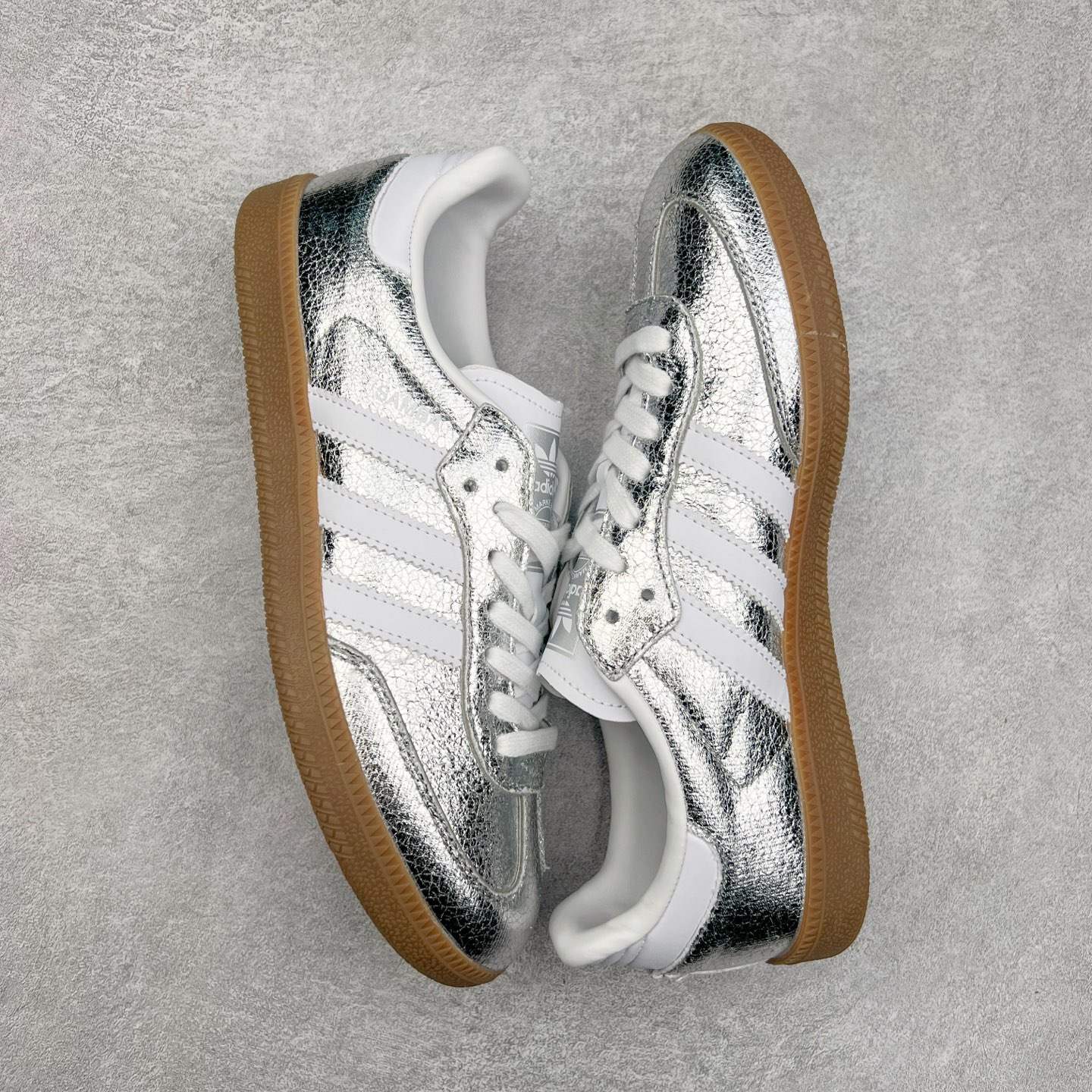 图片[3]-AD Original Samba OG 复古经典轻便板鞋 JR0035 这款桑巴鞋展示了高质量的工艺 带有装饰的超锁缝制和无缝的手感 柔软、柔软的皮革造型和标志性的3条纹完成了精致的外观 正规合身鞋带 鞋面上有绒面鞋垫 橡胶鞋底 享受正畸套筒软感 自50年代首次亮相以来就一直在赢得粉丝的青睐 尺码：36 36.5 37.5 38 38.5 39 40 40.5 41 42 42.5 43 44 44.5 45-选品中心