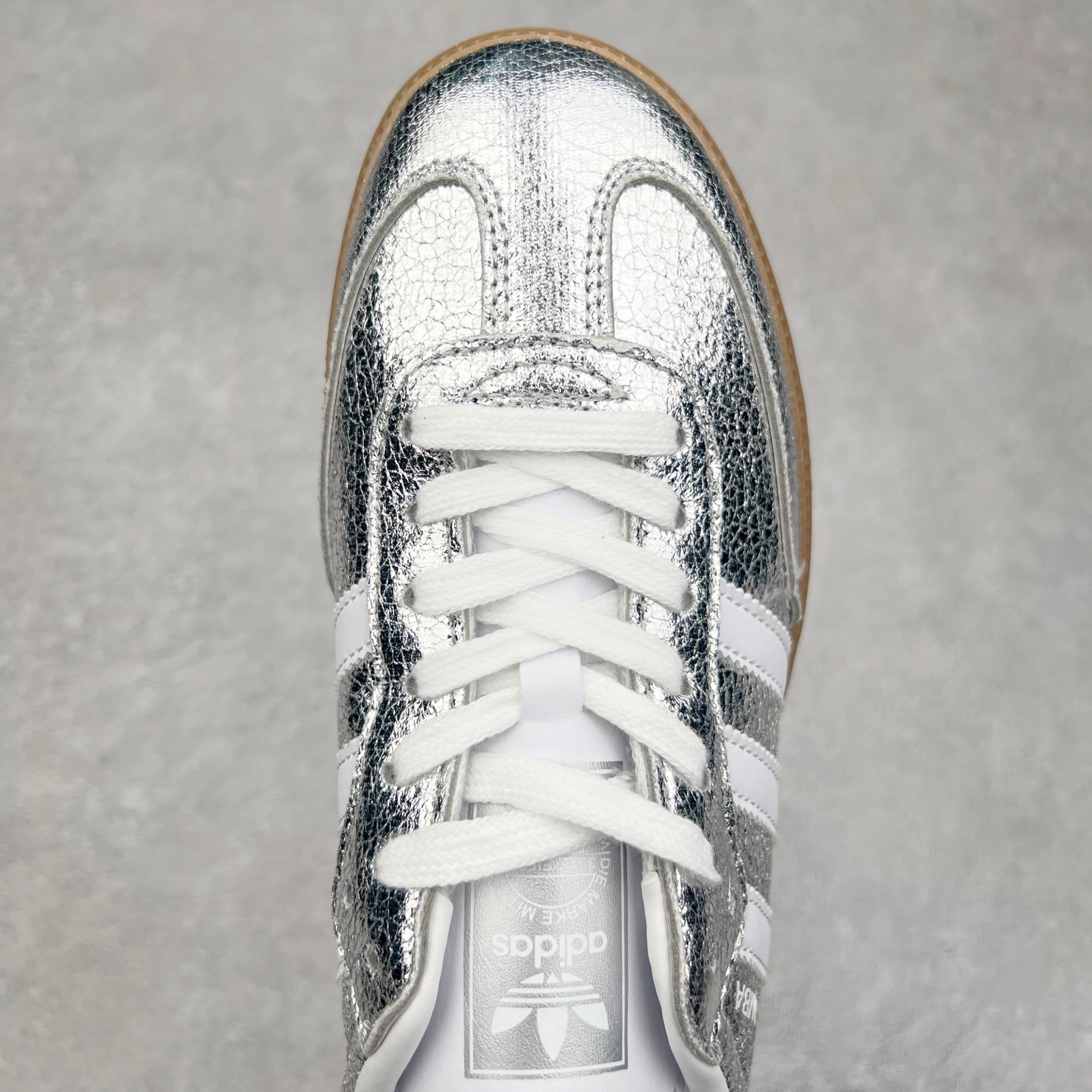 图片[4]-AD Original Samba OG 复古经典轻便板鞋 JR0035 这款桑巴鞋展示了高质量的工艺 带有装饰的超锁缝制和无缝的手感 柔软、柔软的皮革造型和标志性的3条纹完成了精致的外观 正规合身鞋带 鞋面上有绒面鞋垫 橡胶鞋底 享受正畸套筒软感 自50年代首次亮相以来就一直在赢得粉丝的青睐 尺码：36 36.5 37.5 38 38.5 39 40 40.5 41 42 42.5 43 44 44.5 45-选品中心