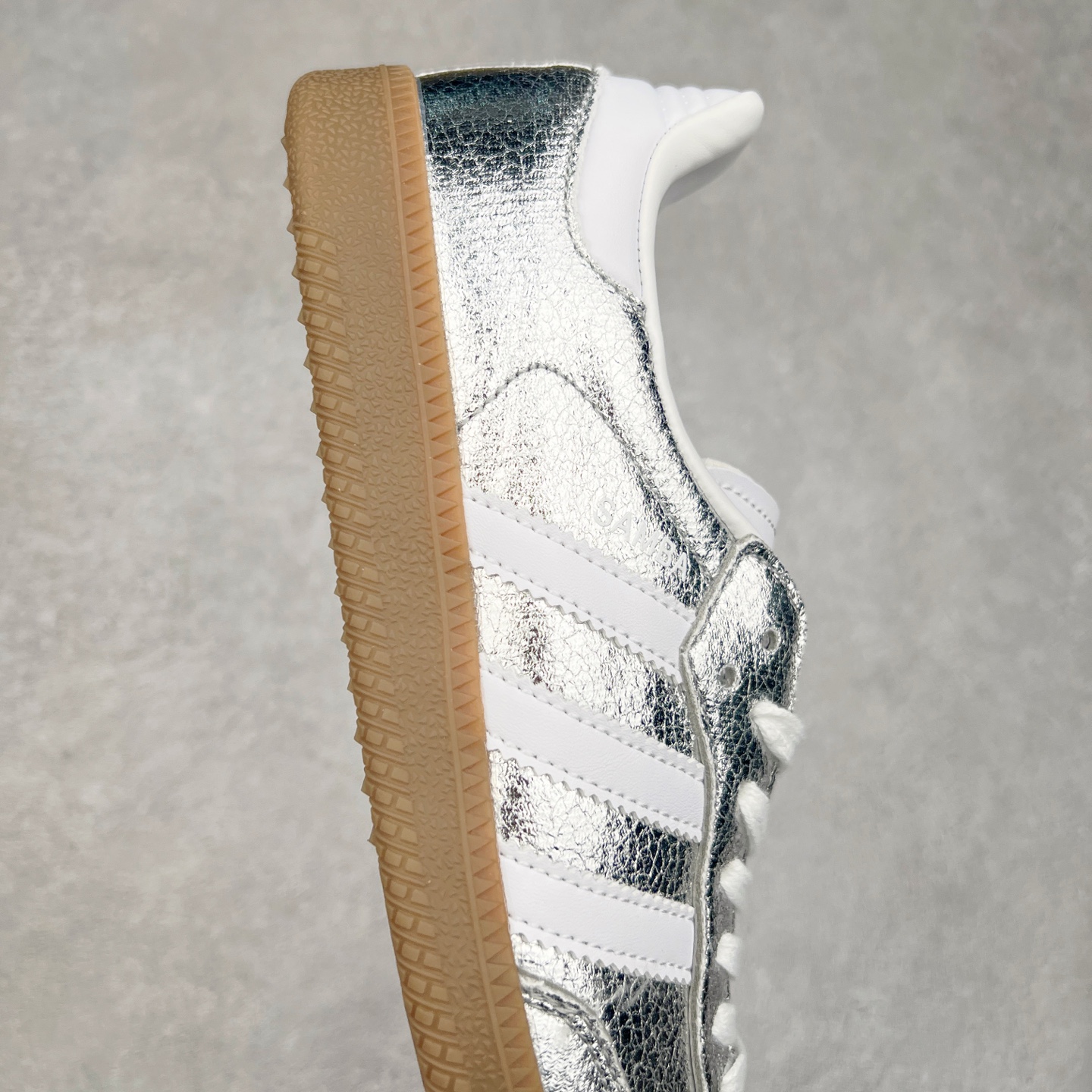 图片[6]-AD Original Samba OG 复古经典轻便板鞋 JR0035 这款桑巴鞋展示了高质量的工艺 带有装饰的超锁缝制和无缝的手感 柔软、柔软的皮革造型和标志性的3条纹完成了精致的外观 正规合身鞋带 鞋面上有绒面鞋垫 橡胶鞋底 享受正畸套筒软感 自50年代首次亮相以来就一直在赢得粉丝的青睐 尺码：36 36.5 37.5 38 38.5 39 40 40.5 41 42 42.5 43 44 44.5 45-选品中心