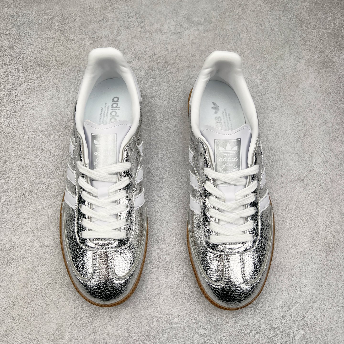 图片[2]-AD Original Samba OG 复古经典轻便板鞋 JR0035 这款桑巴鞋展示了高质量的工艺 带有装饰的超锁缝制和无缝的手感 柔软、柔软的皮革造型和标志性的3条纹完成了精致的外观 正规合身鞋带 鞋面上有绒面鞋垫 橡胶鞋底 享受正畸套筒软感 自50年代首次亮相以来就一直在赢得粉丝的青睐 尺码：36 36.5 37.5 38 38.5 39 40 40.5 41 42 42.5 43 44 44.5 45-选品中心