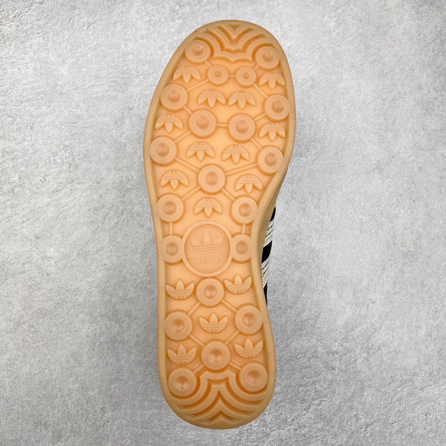 图片[9]-AD Gazelle Indoor Trainers 羚羊内训系列低帮复古百搭休闲运动德训风板鞋 JI2755 90年代经典的复刻版！自60年代以足球训练鞋面世以来,Gazelle就以其经典设计席卷全球。1991年版本的复刻,再造经典Gazelle。采用皮革打造,搭配浊色细节,让这款经典更加简约。尺码：36 36⅔ 37⅓ 38 38⅔ 39⅓ 40 40⅔ 41⅓ 42 42⅔ 43⅓ 44 45-选品中心