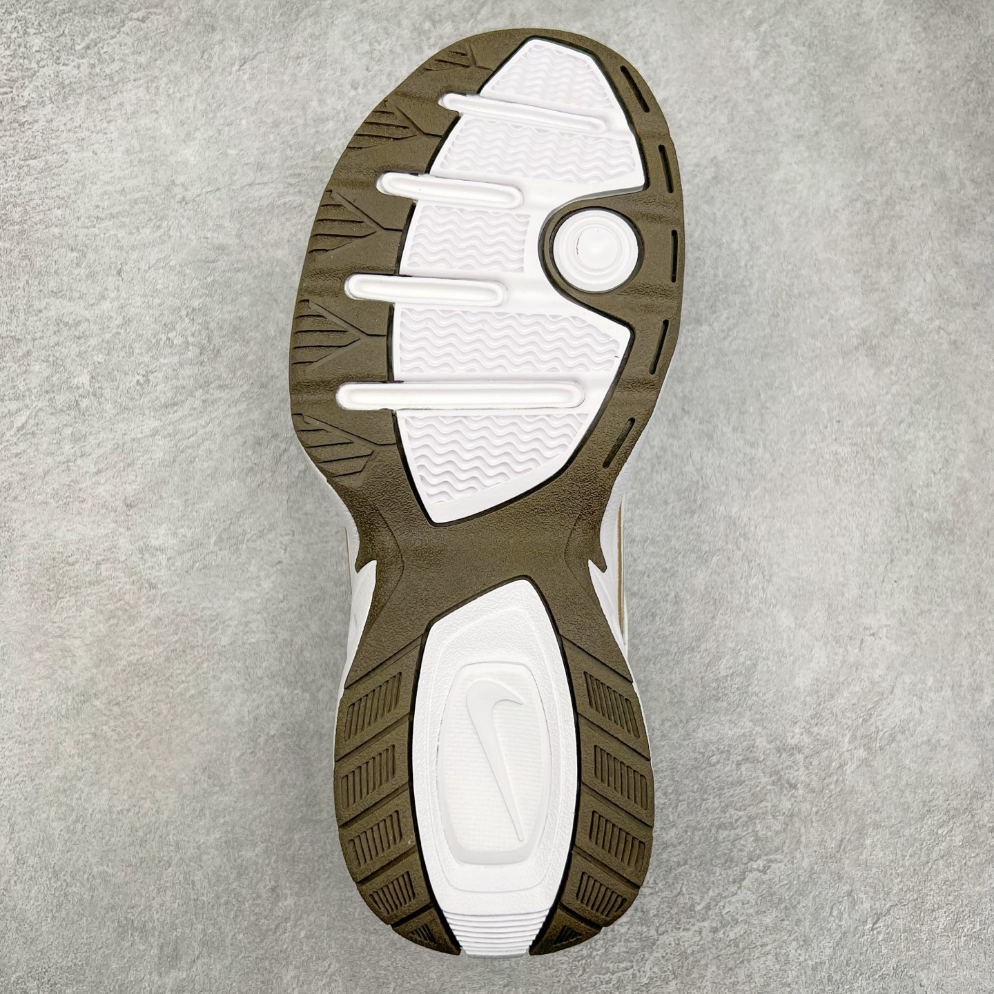 图片[9]-NK Air Monarch IV M2K Tekno 复古运动老爹鞋 正确原楦开发版型 内置Air气垫版本 细节完美还原 复古潮流优质皮革打造鞋面 夸张流线极符 风靡老爹元素 外形延续当下潮流得未来感老爹鞋 设计干净配色风格也带有浓郁的复古感受 极为独特 货号：IB4607-171 尺码：36 36.5 37.5 38 38.5 39 40 40.5 41 42 42.5 43 44 44.5 45-选品中心