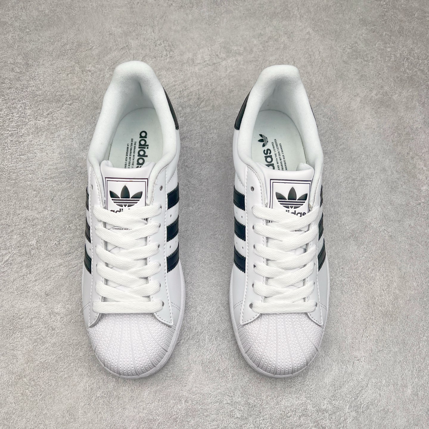 图片[2]-AD Originals Superstar 经典复古贝壳头板鞋 IH8659 诞生于1969年 是第一双将全皮面鞋 身与橡胶鞋头结合在一起的低帮篮球鞋 Superstar最开始 是作为高帮篮球鞋Pro Model的低帮版本而出现的 但因为其独特和醒目的橡胶鞋头造型而让大家熟知 被大家形象地称为\\\”shelltoe\\\”贝壳头 在70年代的美国职业篮球场上 接近3/4的NBA球员都将这双Superstar作为场上用鞋 80年代之后 经过不断的改良和发展 Superstar逐渐成为横跨时装、音乐、街头文化、休闲和运动等各大领域的时尚潮鞋 尺码：36 36.5 37 38 38.5 39 40 40.5 41 42 42.5 43 44 44.5 45-选品中心