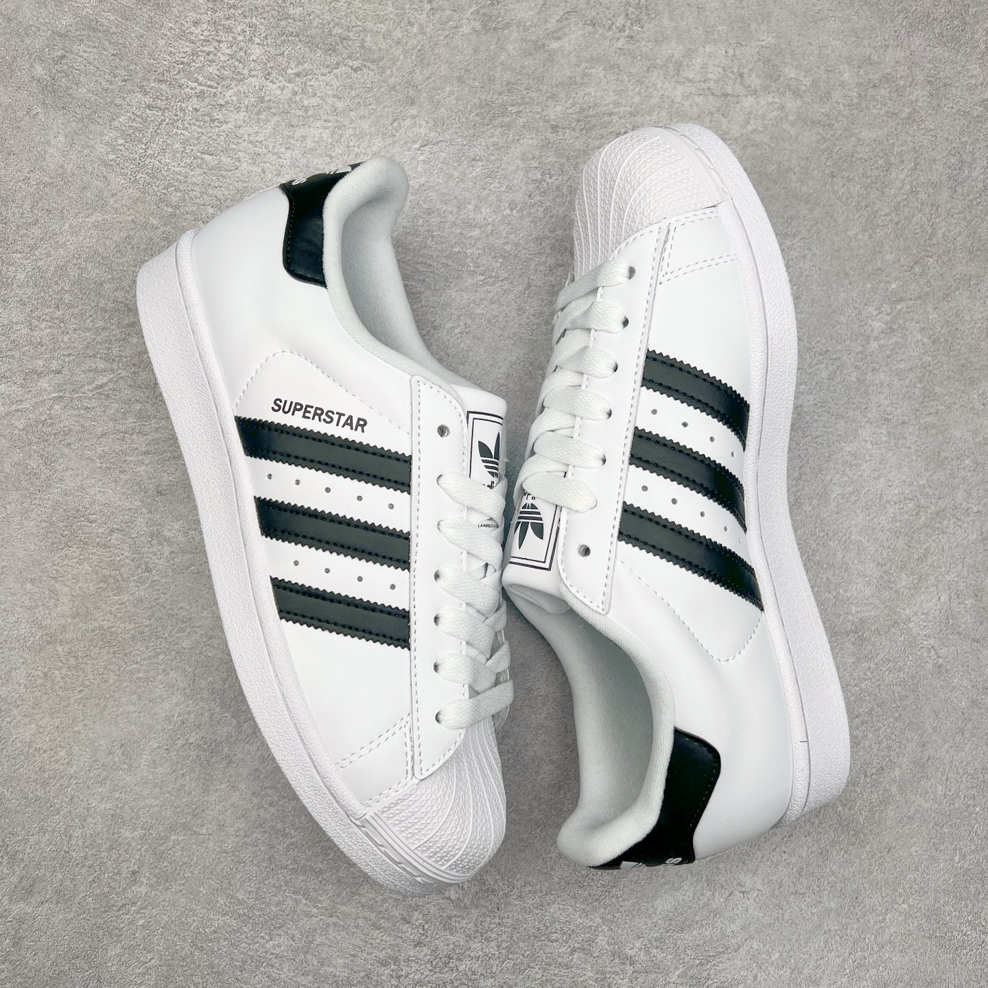 图片[3]-AD Originals Superstar 经典复古贝壳头板鞋 IH8659 诞生于1969年 是第一双将全皮面鞋 身与橡胶鞋头结合在一起的低帮篮球鞋 Superstar最开始 是作为高帮篮球鞋Pro Model的低帮版本而出现的 但因为其独特和醒目的橡胶鞋头造型而让大家熟知 被大家形象地称为\\\”shelltoe\\\”贝壳头 在70年代的美国职业篮球场上 接近3/4的NBA球员都将这双Superstar作为场上用鞋 80年代之后 经过不断的改良和发展 Superstar逐渐成为横跨时装、音乐、街头文化、休闲和运动等各大领域的时尚潮鞋 尺码：36 36.5 37 38 38.5 39 40 40.5 41 42 42.5 43 44 44.5 45-选品中心