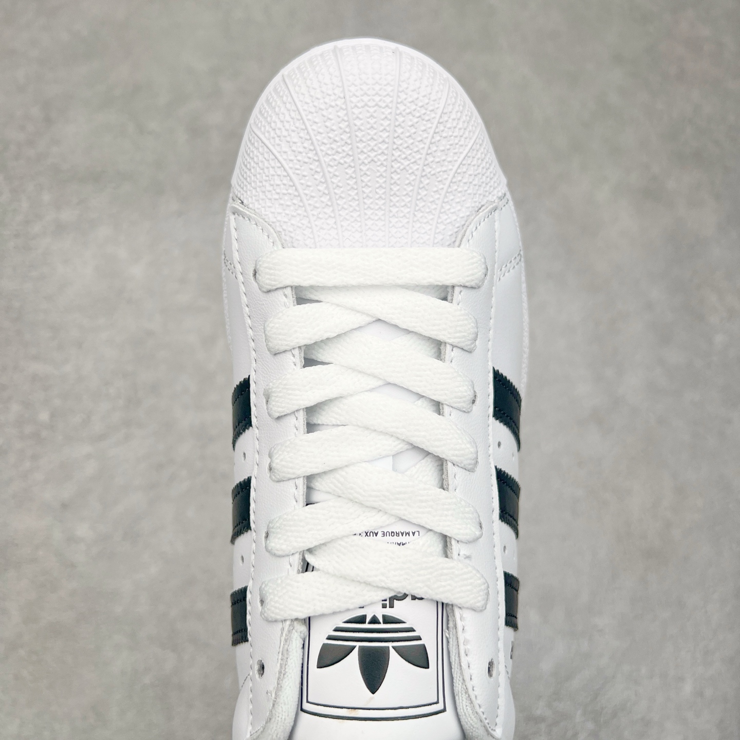 图片[4]-AD Originals Superstar 经典复古贝壳头板鞋 IH8659 诞生于1969年 是第一双将全皮面鞋 身与橡胶鞋头结合在一起的低帮篮球鞋 Superstar最开始 是作为高帮篮球鞋Pro Model的低帮版本而出现的 但因为其独特和醒目的橡胶鞋头造型而让大家熟知 被大家形象地称为\\\”shelltoe\\\”贝壳头 在70年代的美国职业篮球场上 接近3/4的NBA球员都将这双Superstar作为场上用鞋 80年代之后 经过不断的改良和发展 Superstar逐渐成为横跨时装、音乐、街头文化、休闲和运动等各大领域的时尚潮鞋 尺码：36 36.5 37 38 38.5 39 40 40.5 41 42 42.5 43 44 44.5 45-选品中心