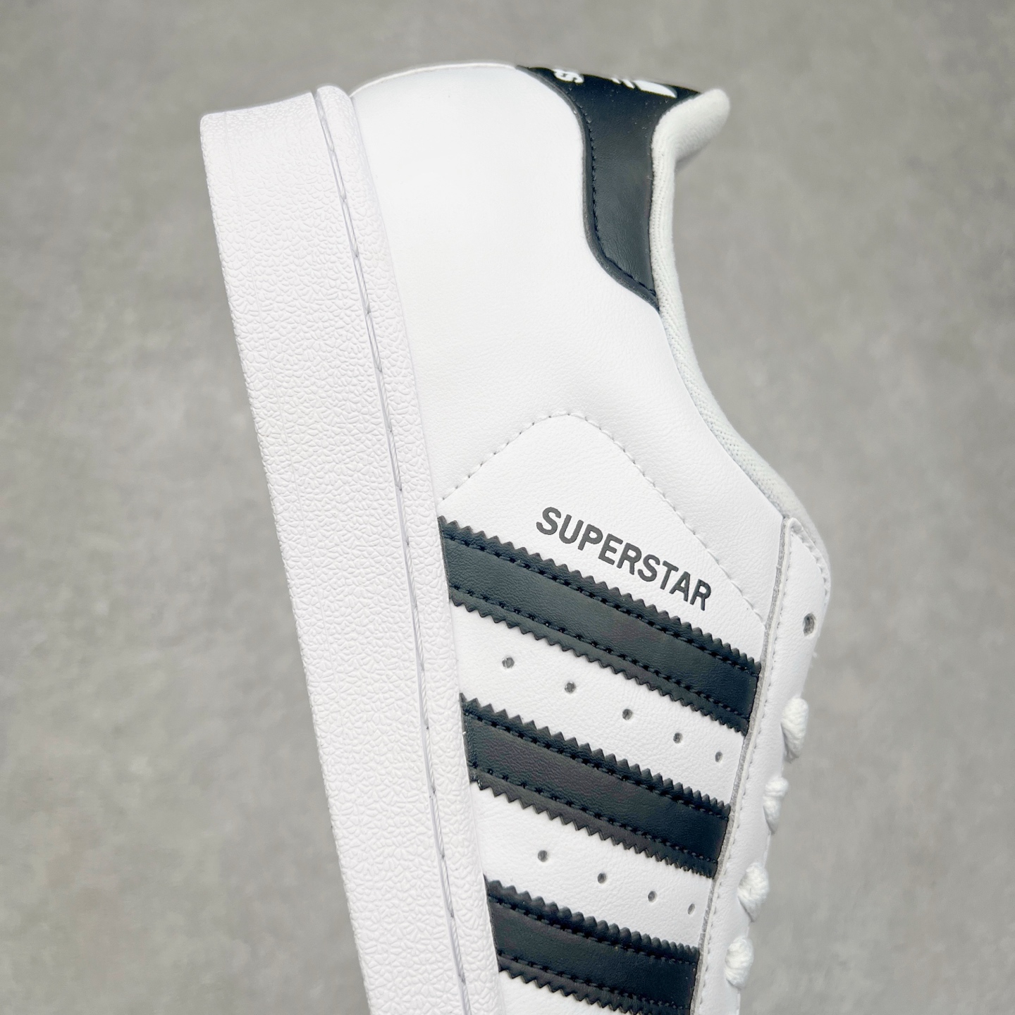 图片[6]-AD Originals Superstar 经典复古贝壳头板鞋 IH8659 诞生于1969年 是第一双将全皮面鞋 身与橡胶鞋头结合在一起的低帮篮球鞋 Superstar最开始 是作为高帮篮球鞋Pro Model的低帮版本而出现的 但因为其独特和醒目的橡胶鞋头造型而让大家熟知 被大家形象地称为\\\”shelltoe\\\”贝壳头 在70年代的美国职业篮球场上 接近3/4的NBA球员都将这双Superstar作为场上用鞋 80年代之后 经过不断的改良和发展 Superstar逐渐成为横跨时装、音乐、街头文化、休闲和运动等各大领域的时尚潮鞋 尺码：36 36.5 37 38 38.5 39 40 40.5 41 42 42.5 43 44 44.5 45-选品中心