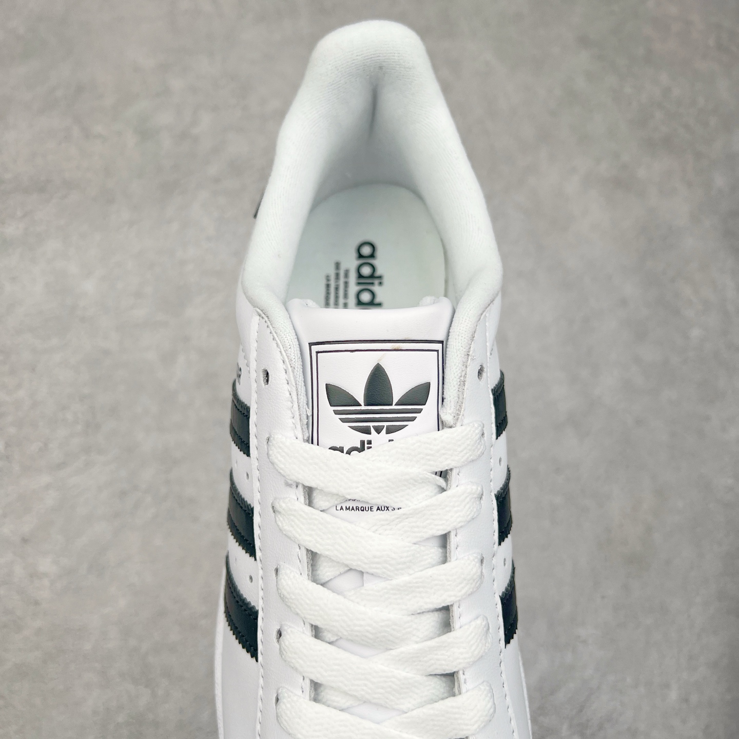 图片[5]-AD Originals Superstar 经典复古贝壳头板鞋 IH8659 诞生于1969年 是第一双将全皮面鞋 身与橡胶鞋头结合在一起的低帮篮球鞋 Superstar最开始 是作为高帮篮球鞋Pro Model的低帮版本而出现的 但因为其独特和醒目的橡胶鞋头造型而让大家熟知 被大家形象地称为\\\”shelltoe\\\”贝壳头 在70年代的美国职业篮球场上 接近3/4的NBA球员都将这双Superstar作为场上用鞋 80年代之后 经过不断的改良和发展 Superstar逐渐成为横跨时装、音乐、街头文化、休闲和运动等各大领域的时尚潮鞋 尺码：36 36.5 37 38 38.5 39 40 40.5 41 42 42.5 43 44 44.5 45-选品中心