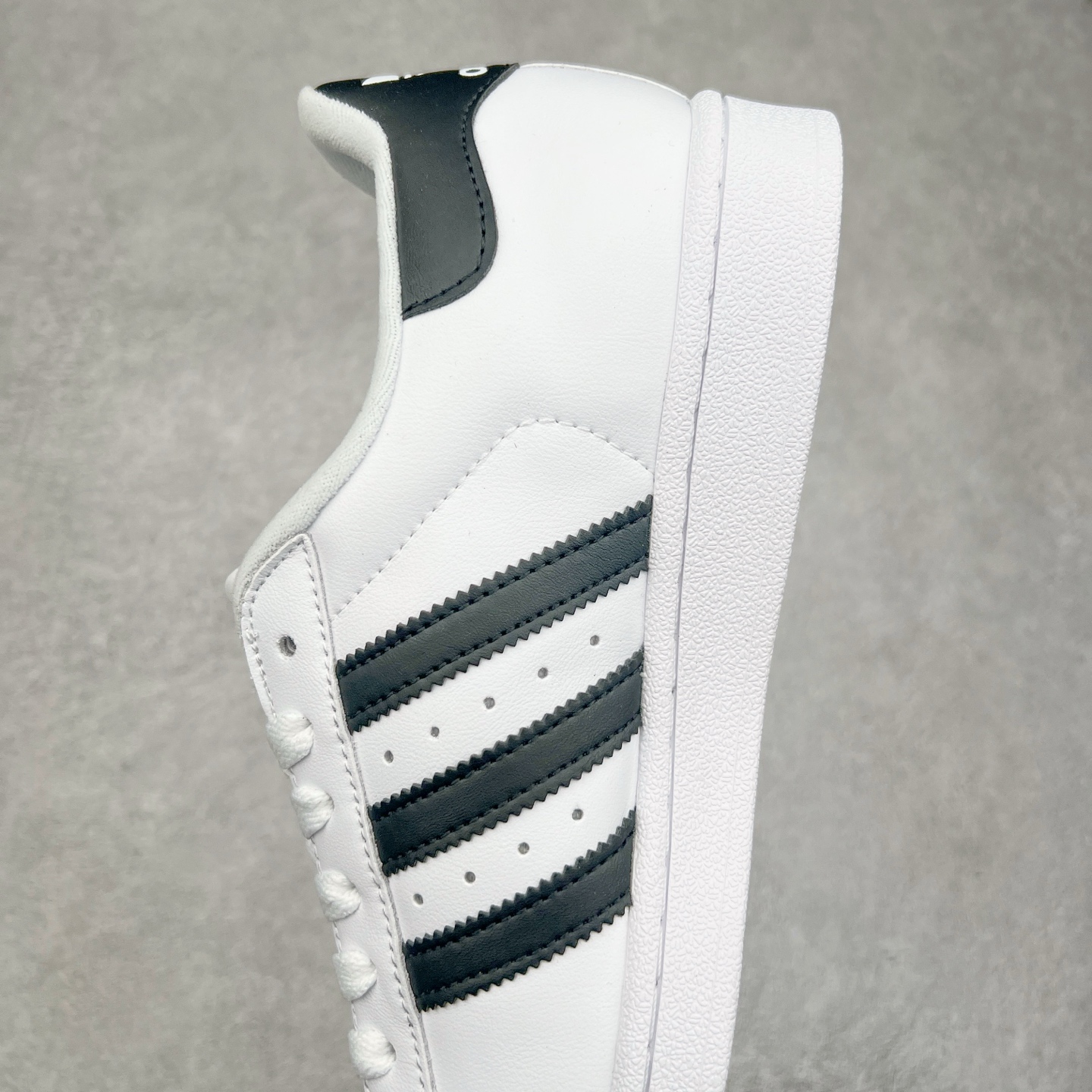 图片[7]-AD Originals Superstar 经典复古贝壳头板鞋 IH8659 诞生于1969年 是第一双将全皮面鞋 身与橡胶鞋头结合在一起的低帮篮球鞋 Superstar最开始 是作为高帮篮球鞋Pro Model的低帮版本而出现的 但因为其独特和醒目的橡胶鞋头造型而让大家熟知 被大家形象地称为\\\”shelltoe\\\”贝壳头 在70年代的美国职业篮球场上 接近3/4的NBA球员都将这双Superstar作为场上用鞋 80年代之后 经过不断的改良和发展 Superstar逐渐成为横跨时装、音乐、街头文化、休闲和运动等各大领域的时尚潮鞋 尺码：36 36.5 37 38 38.5 39 40 40.5 41 42 42.5 43 44 44.5 45-选品中心