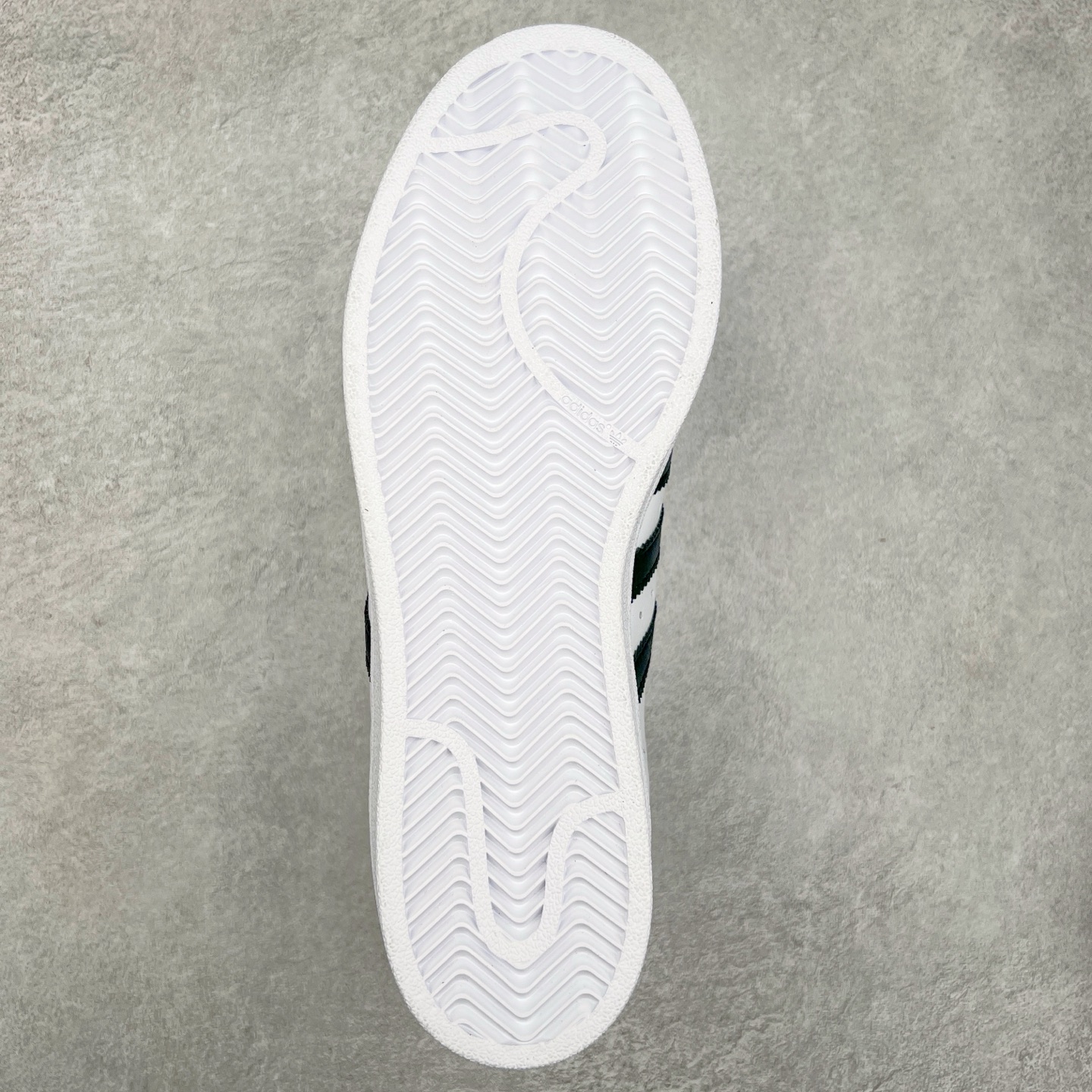 图片[9]-AD Originals Superstar 经典复古贝壳头板鞋 IH8659 诞生于1969年 是第一双将全皮面鞋 身与橡胶鞋头结合在一起的低帮篮球鞋 Superstar最开始 是作为高帮篮球鞋Pro Model的低帮版本而出现的 但因为其独特和醒目的橡胶鞋头造型而让大家熟知 被大家形象地称为\\\”shelltoe\\\”贝壳头 在70年代的美国职业篮球场上 接近3/4的NBA球员都将这双Superstar作为场上用鞋 80年代之后 经过不断的改良和发展 Superstar逐渐成为横跨时装、音乐、街头文化、休闲和运动等各大领域的时尚潮鞋 尺码：36 36.5 37 38 38.5 39 40 40.5 41 42 42.5 43 44 44.5 45-选品中心