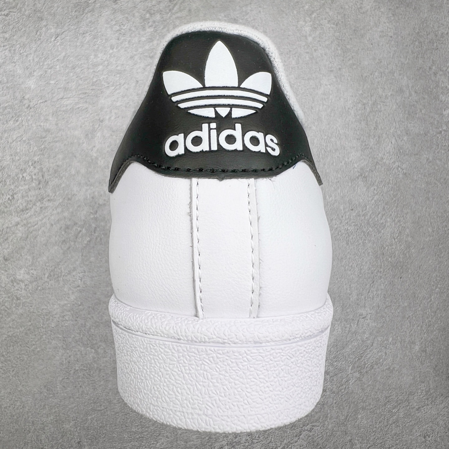 图片[8]-AD Originals Superstar 经典复古贝壳头板鞋 IH8659 诞生于1969年 是第一双将全皮面鞋 身与橡胶鞋头结合在一起的低帮篮球鞋 Superstar最开始 是作为高帮篮球鞋Pro Model的低帮版本而出现的 但因为其独特和醒目的橡胶鞋头造型而让大家熟知 被大家形象地称为\\\”shelltoe\\\”贝壳头 在70年代的美国职业篮球场上 接近3/4的NBA球员都将这双Superstar作为场上用鞋 80年代之后 经过不断的改良和发展 Superstar逐渐成为横跨时装、音乐、街头文化、休闲和运动等各大领域的时尚潮鞋 尺码：36 36.5 37 38 38.5 39 40 40.5 41 42 42.5 43 44 44.5 45-选品中心