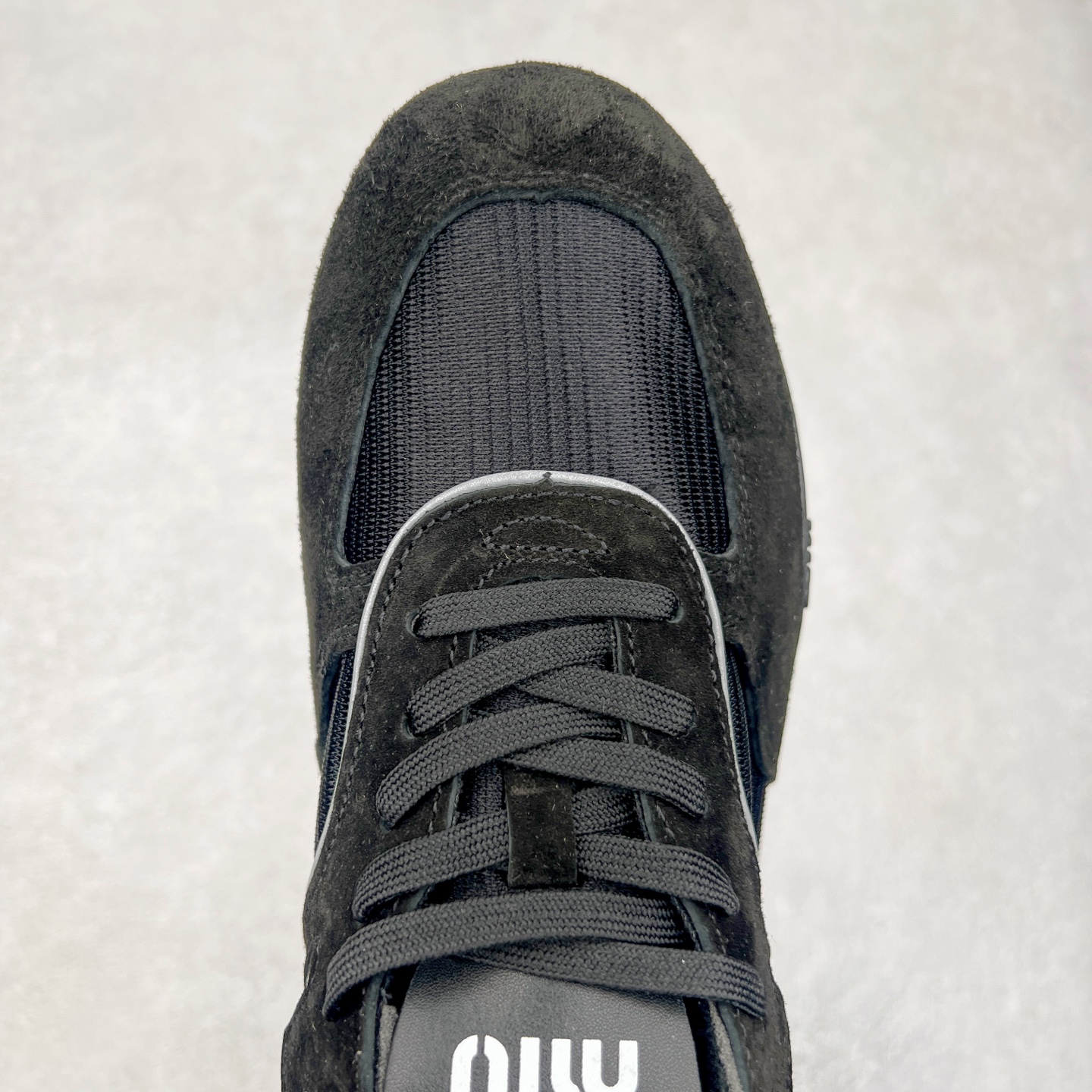 图片[4]-MiuMiu x New Balance 530 SL NB新百伦缪缪联名系列低帮经典复古休闲运动慢跑鞋 近几年运动品牌与各大潮流品牌不断推出联名产品，在球鞋圈拥有极高的热度。此外，奢侈品牌和运动品牌联名也早已非新鲜事，继 Dior 和 Jordan Brand 以及 Prada 和 adidas 合作后。近日，Miu Miu与New Balance的合作基本已经成为定番，每年都会上新，而近期的最新联名也已经正式曝光，预计会在24年春夏面世！相比之前两次使用的574，这次Miu Miu带来了全新风格。采用了全新型号MR530进行设计，继续使用复古的旧化效果和去年就被带火的美拉德配色打造。Miu Miu作为千禧文化的重要推手，这次也是直接挑选了New Balance 2000年代时发布的健身跑鞋MR530。整体做旧效果非常明显，甚至有些二手鞋的感觉，多少是有点瘦巴黎世家影响了……配色方面将会推出米色和棕色两种颜色可供选择，整体覆盖了做旧麂皮，鞋舌和鞋垫和之前一致，有Miu Miu的Logo，同时搭配皮革和棉质双鞋带组成。尺码：35.5 36 37 37.5 38 38.5 39.5 40 40.5 41.5 42 42.5 43.5 44 45-选品中心