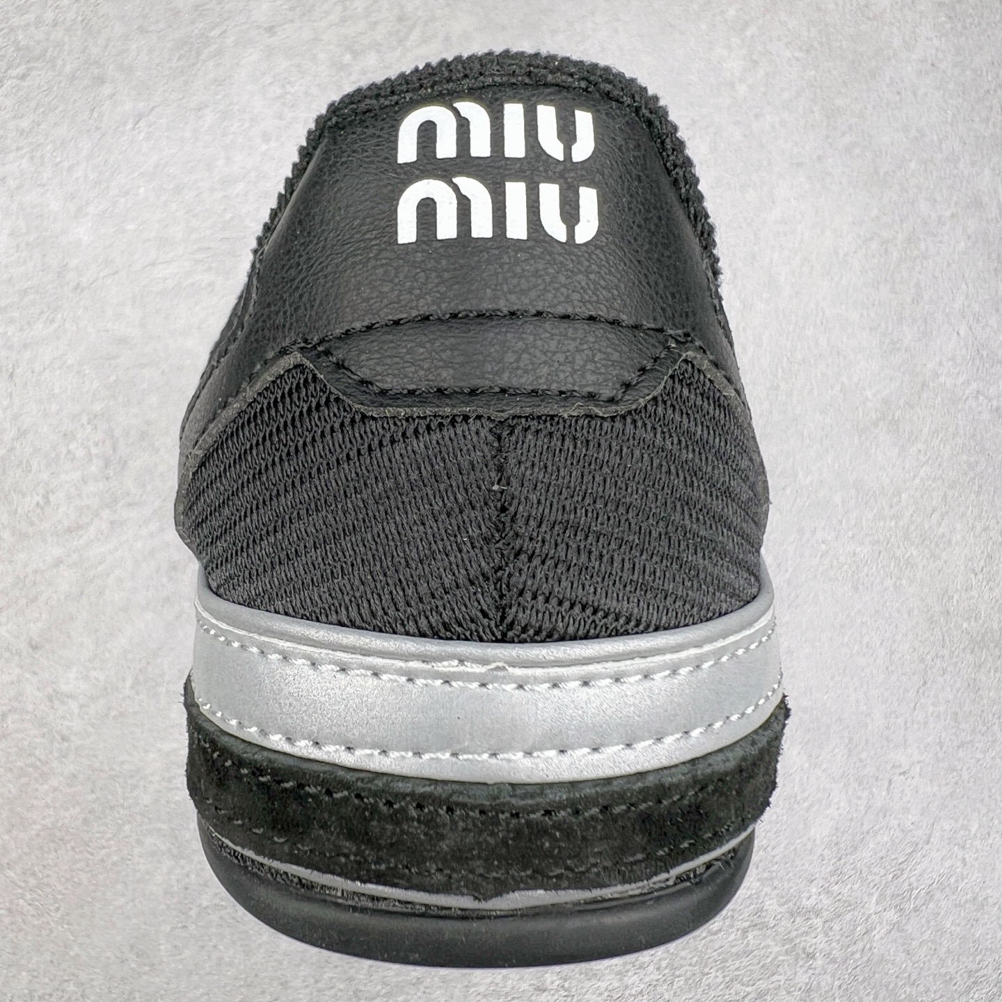 图片[8]-MiuMiu x New Balance 530 SL NB新百伦缪缪联名系列低帮经典复古休闲运动慢跑鞋 近几年运动品牌与各大潮流品牌不断推出联名产品，在球鞋圈拥有极高的热度。此外，奢侈品牌和运动品牌联名也早已非新鲜事，继 Dior 和 Jordan Brand 以及 Prada 和 adidas 合作后。近日，Miu Miu与New Balance的合作基本已经成为定番，每年都会上新，而近期的最新联名也已经正式曝光，预计会在24年春夏面世！相比之前两次使用的574，这次Miu Miu带来了全新风格。采用了全新型号MR530进行设计，继续使用复古的旧化效果和去年就被带火的美拉德配色打造。Miu Miu作为千禧文化的重要推手，这次也是直接挑选了New Balance 2000年代时发布的健身跑鞋MR530。整体做旧效果非常明显，甚至有些二手鞋的感觉，多少是有点瘦巴黎世家影响了……配色方面将会推出米色和棕色两种颜色可供选择，整体覆盖了做旧麂皮，鞋舌和鞋垫和之前一致，有Miu Miu的Logo，同时搭配皮革和棉质双鞋带组成。尺码：35.5 36 37 37.5 38 38.5 39.5 40 40.5 41.5 42 42.5 43.5 44 45-选品中心