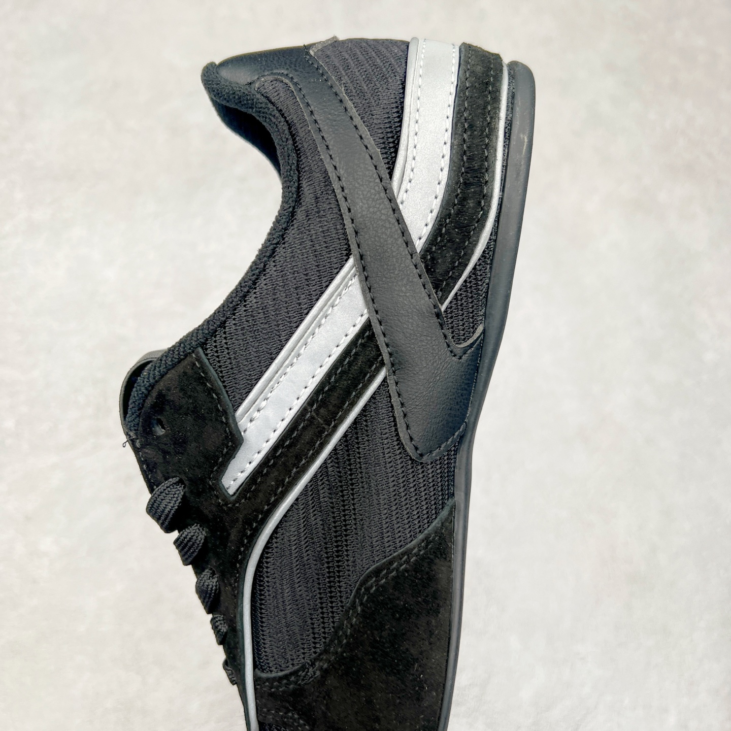 图片[7]-MiuMiu x New Balance 530 SL NB新百伦缪缪联名系列低帮经典复古休闲运动慢跑鞋 近几年运动品牌与各大潮流品牌不断推出联名产品，在球鞋圈拥有极高的热度。此外，奢侈品牌和运动品牌联名也早已非新鲜事，继 Dior 和 Jordan Brand 以及 Prada 和 adidas 合作后。近日，Miu Miu与New Balance的合作基本已经成为定番，每年都会上新，而近期的最新联名也已经正式曝光，预计会在24年春夏面世！相比之前两次使用的574，这次Miu Miu带来了全新风格。采用了全新型号MR530进行设计，继续使用复古的旧化效果和去年就被带火的美拉德配色打造。Miu Miu作为千禧文化的重要推手，这次也是直接挑选了New Balance 2000年代时发布的健身跑鞋MR530。整体做旧效果非常明显，甚至有些二手鞋的感觉，多少是有点瘦巴黎世家影响了……配色方面将会推出米色和棕色两种颜色可供选择，整体覆盖了做旧麂皮，鞋舌和鞋垫和之前一致，有Miu Miu的Logo，同时搭配皮革和棉质双鞋带组成。尺码：35.5 36 37 37.5 38 38.5 39.5 40 40.5 41.5 42 42.5 43.5 44 45-选品中心