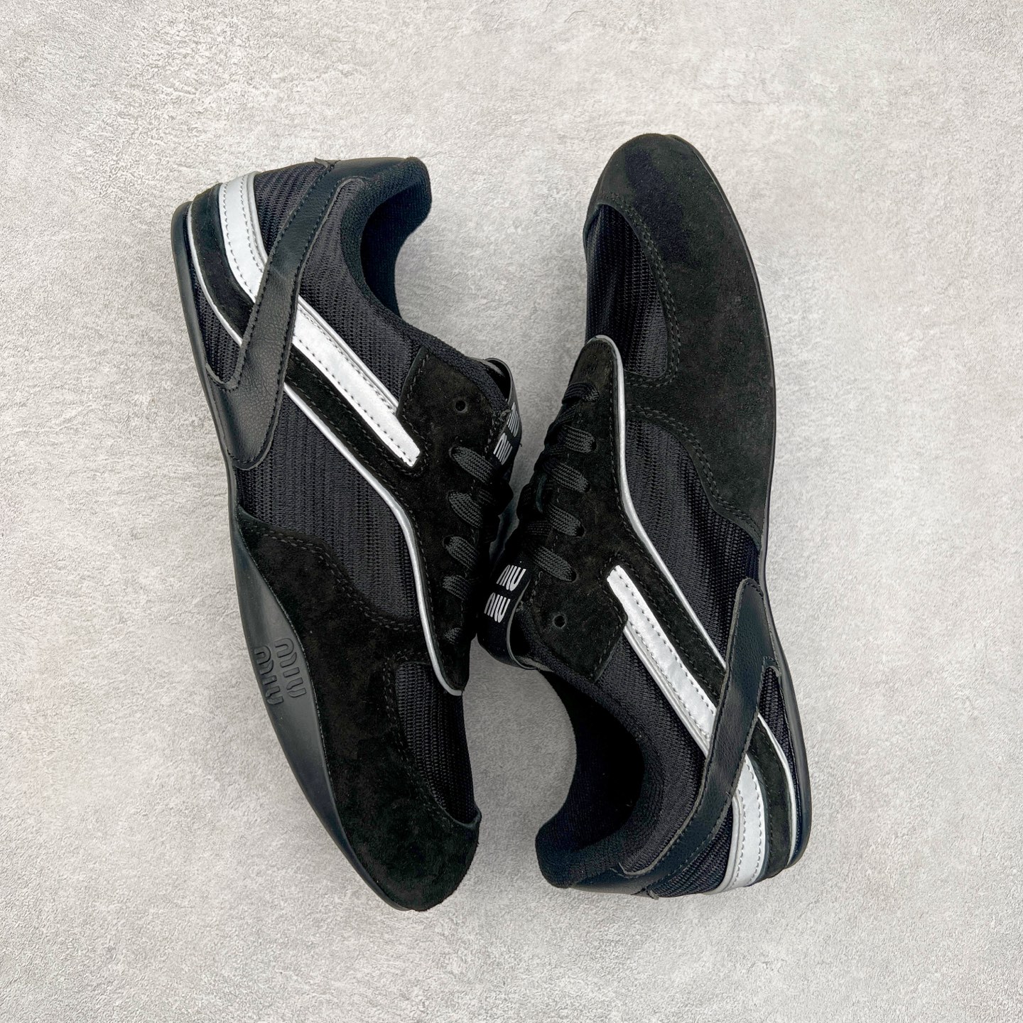 图片[3]-MiuMiu x New Balance 530 SL NB新百伦缪缪联名系列低帮经典复古休闲运动慢跑鞋 近几年运动品牌与各大潮流品牌不断推出联名产品，在球鞋圈拥有极高的热度。此外，奢侈品牌和运动品牌联名也早已非新鲜事，继 Dior 和 Jordan Brand 以及 Prada 和 adidas 合作后。近日，Miu Miu与New Balance的合作基本已经成为定番，每年都会上新，而近期的最新联名也已经正式曝光，预计会在24年春夏面世！相比之前两次使用的574，这次Miu Miu带来了全新风格。采用了全新型号MR530进行设计，继续使用复古的旧化效果和去年就被带火的美拉德配色打造。Miu Miu作为千禧文化的重要推手，这次也是直接挑选了New Balance 2000年代时发布的健身跑鞋MR530。整体做旧效果非常明显，甚至有些二手鞋的感觉，多少是有点瘦巴黎世家影响了……配色方面将会推出米色和棕色两种颜色可供选择，整体覆盖了做旧麂皮，鞋舌和鞋垫和之前一致，有Miu Miu的Logo，同时搭配皮革和棉质双鞋带组成。尺码：35.5 36 37 37.5 38 38.5 39.5 40 40.5 41.5 42 42.5 43.5 44 45-选品中心