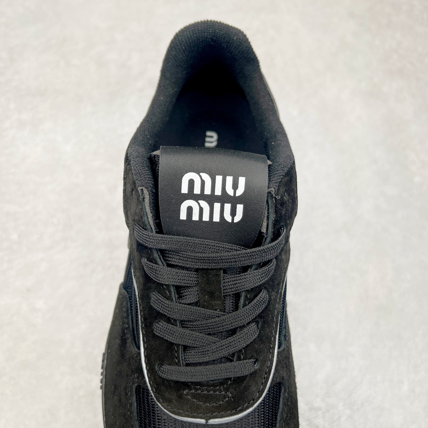 图片[5]-MiuMiu x New Balance 530 SL NB新百伦缪缪联名系列低帮经典复古休闲运动慢跑鞋 近几年运动品牌与各大潮流品牌不断推出联名产品，在球鞋圈拥有极高的热度。此外，奢侈品牌和运动品牌联名也早已非新鲜事，继 Dior 和 Jordan Brand 以及 Prada 和 adidas 合作后。近日，Miu Miu与New Balance的合作基本已经成为定番，每年都会上新，而近期的最新联名也已经正式曝光，预计会在24年春夏面世！相比之前两次使用的574，这次Miu Miu带来了全新风格。采用了全新型号MR530进行设计，继续使用复古的旧化效果和去年就被带火的美拉德配色打造。Miu Miu作为千禧文化的重要推手，这次也是直接挑选了New Balance 2000年代时发布的健身跑鞋MR530。整体做旧效果非常明显，甚至有些二手鞋的感觉，多少是有点瘦巴黎世家影响了……配色方面将会推出米色和棕色两种颜色可供选择，整体覆盖了做旧麂皮，鞋舌和鞋垫和之前一致，有Miu Miu的Logo，同时搭配皮革和棉质双鞋带组成。尺码：35.5 36 37 37.5 38 38.5 39.5 40 40.5 41.5 42 42.5 43.5 44 45-选品中心