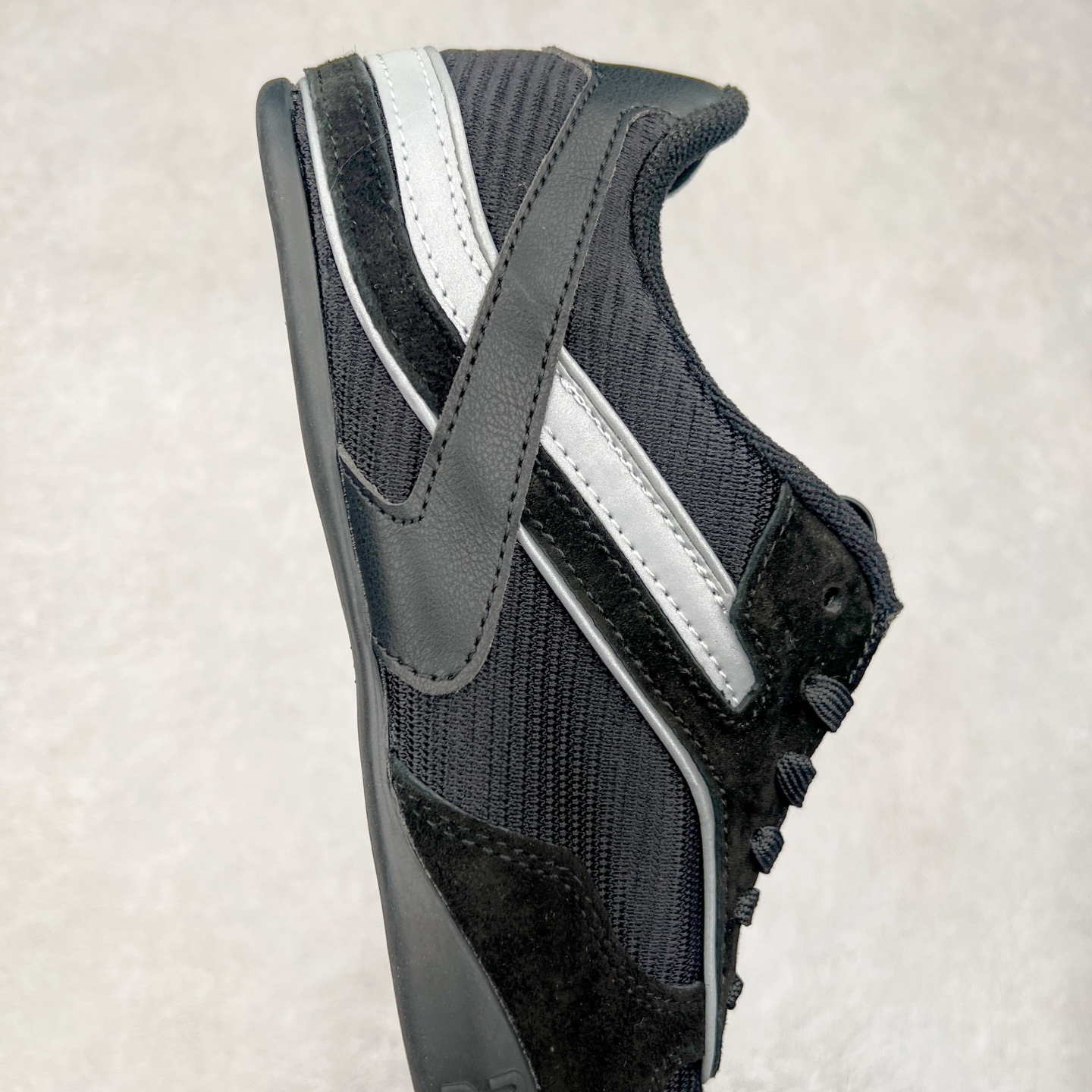 图片[6]-MiuMiu x New Balance 530 SL NB新百伦缪缪联名系列低帮经典复古休闲运动慢跑鞋 近几年运动品牌与各大潮流品牌不断推出联名产品，在球鞋圈拥有极高的热度。此外，奢侈品牌和运动品牌联名也早已非新鲜事，继 Dior 和 Jordan Brand 以及 Prada 和 adidas 合作后。近日，Miu Miu与New Balance的合作基本已经成为定番，每年都会上新，而近期的最新联名也已经正式曝光，预计会在24年春夏面世！相比之前两次使用的574，这次Miu Miu带来了全新风格。采用了全新型号MR530进行设计，继续使用复古的旧化效果和去年就被带火的美拉德配色打造。Miu Miu作为千禧文化的重要推手，这次也是直接挑选了New Balance 2000年代时发布的健身跑鞋MR530。整体做旧效果非常明显，甚至有些二手鞋的感觉，多少是有点瘦巴黎世家影响了……配色方面将会推出米色和棕色两种颜色可供选择，整体覆盖了做旧麂皮，鞋舌和鞋垫和之前一致，有Miu Miu的Logo，同时搭配皮革和棉质双鞋带组成。尺码：35.5 36 37 37.5 38 38.5 39.5 40 40.5 41.5 42 42.5 43.5 44 45-选品中心