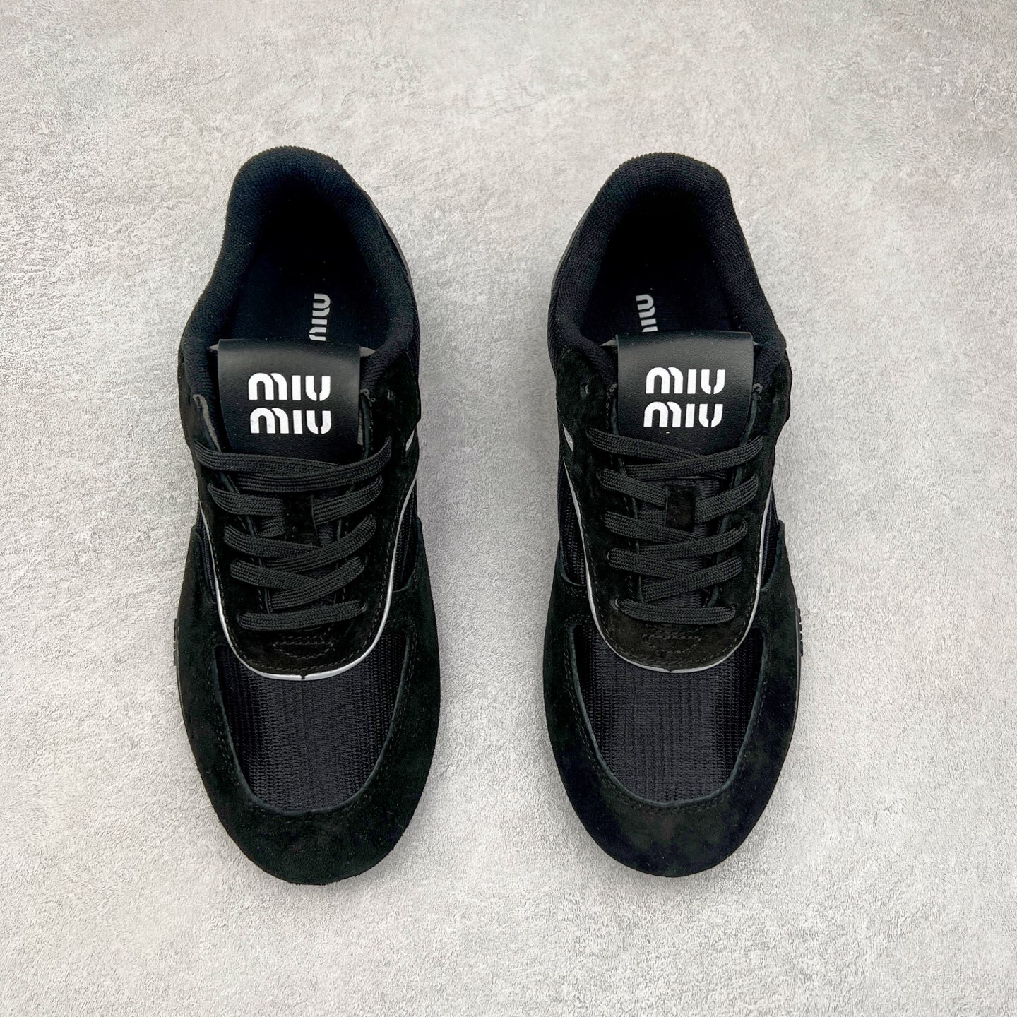图片[2]-MiuMiu x New Balance 530 SL NB新百伦缪缪联名系列低帮经典复古休闲运动慢跑鞋 近几年运动品牌与各大潮流品牌不断推出联名产品，在球鞋圈拥有极高的热度。此外，奢侈品牌和运动品牌联名也早已非新鲜事，继 Dior 和 Jordan Brand 以及 Prada 和 adidas 合作后。近日，Miu Miu与New Balance的合作基本已经成为定番，每年都会上新，而近期的最新联名也已经正式曝光，预计会在24年春夏面世！相比之前两次使用的574，这次Miu Miu带来了全新风格。采用了全新型号MR530进行设计，继续使用复古的旧化效果和去年就被带火的美拉德配色打造。Miu Miu作为千禧文化的重要推手，这次也是直接挑选了New Balance 2000年代时发布的健身跑鞋MR530。整体做旧效果非常明显，甚至有些二手鞋的感觉，多少是有点瘦巴黎世家影响了……配色方面将会推出米色和棕色两种颜色可供选择，整体覆盖了做旧麂皮，鞋舌和鞋垫和之前一致，有Miu Miu的Logo，同时搭配皮革和棉质双鞋带组成。尺码：35.5 36 37 37.5 38 38.5 39.5 40 40.5 41.5 42 42.5 43.5 44 45-选品中心