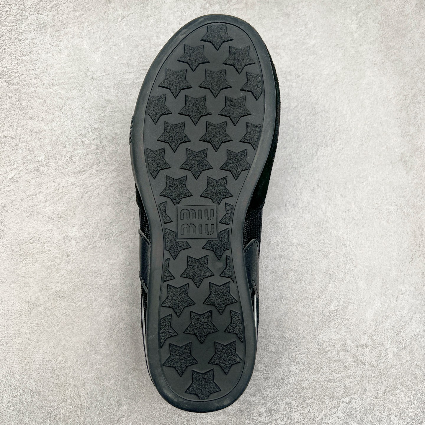 图片[9]-MiuMiu x New Balance 530 SL NB新百伦缪缪联名系列低帮经典复古休闲运动慢跑鞋 近几年运动品牌与各大潮流品牌不断推出联名产品，在球鞋圈拥有极高的热度。此外，奢侈品牌和运动品牌联名也早已非新鲜事，继 Dior 和 Jordan Brand 以及 Prada 和 adidas 合作后。近日，Miu Miu与New Balance的合作基本已经成为定番，每年都会上新，而近期的最新联名也已经正式曝光，预计会在24年春夏面世！相比之前两次使用的574，这次Miu Miu带来了全新风格。采用了全新型号MR530进行设计，继续使用复古的旧化效果和去年就被带火的美拉德配色打造。Miu Miu作为千禧文化的重要推手，这次也是直接挑选了New Balance 2000年代时发布的健身跑鞋MR530。整体做旧效果非常明显，甚至有些二手鞋的感觉，多少是有点瘦巴黎世家影响了……配色方面将会推出米色和棕色两种颜色可供选择，整体覆盖了做旧麂皮，鞋舌和鞋垫和之前一致，有Miu Miu的Logo，同时搭配皮革和棉质双鞋带组成。尺码：35.5 36 37 37.5 38 38.5 39.5 40 40.5 41.5 42 42.5 43.5 44 45-选品中心