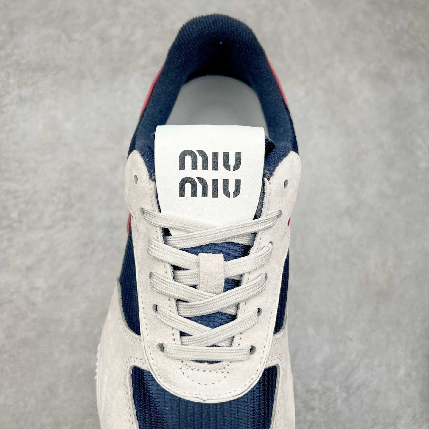 图片[5]-MiuMiu x New Balance 530 SL NB新百伦缪缪联名系列低帮经典复古休闲运动慢跑鞋 近几年运动品牌与各大潮流品牌不断推出联名产品，在球鞋圈拥有极高的热度。此外，奢侈品牌和运动品牌联名也早已非新鲜事，继 Dior 和 Jordan Brand 以及 Prada 和 adidas 合作后。近日，Miu Miu与New Balance的合作基本已经成为定番，每年都会上新，而近期的最新联名也已经正式曝光，预计会在24年春夏面世！相比之前两次使用的574，这次Miu Miu带来了全新风格。采用了全新型号MR530进行设计，继续使用复古的旧化效果和去年就被带火的美拉德配色打造。Miu Miu作为千禧文化的重要推手，这次也是直接挑选了New Balance 2000年代时发布的健身跑鞋MR530。整体做旧效果非常明显，甚至有些二手鞋的感觉，多少是有点瘦巴黎世家影响了……配色方面将会推出米色和棕色两种颜色可供选择，整体覆盖了做旧麂皮，鞋舌和鞋垫和之前一致，有Miu Miu的Logo，同时搭配皮革和棉质双鞋带组成。尺码：35.5 36 37 37.5 38 38.5 39.5 40 40.5 41.5 42 42.5 43.5 44 45-选品中心
