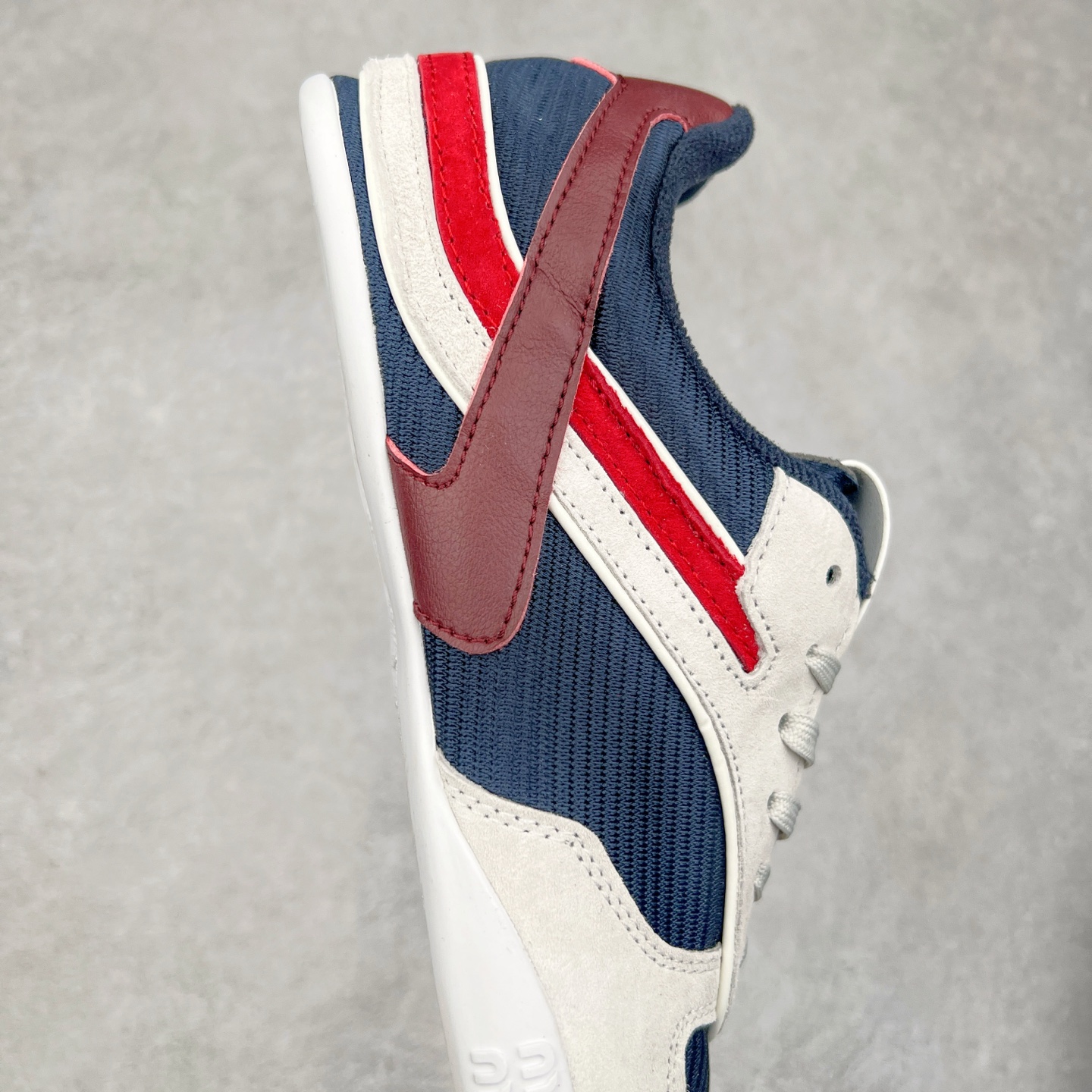 图片[6]-MiuMiu x New Balance 530 SL NB新百伦缪缪联名系列低帮经典复古休闲运动慢跑鞋 近几年运动品牌与各大潮流品牌不断推出联名产品，在球鞋圈拥有极高的热度。此外，奢侈品牌和运动品牌联名也早已非新鲜事，继 Dior 和 Jordan Brand 以及 Prada 和 adidas 合作后。近日，Miu Miu与New Balance的合作基本已经成为定番，每年都会上新，而近期的最新联名也已经正式曝光，预计会在24年春夏面世！相比之前两次使用的574，这次Miu Miu带来了全新风格。采用了全新型号MR530进行设计，继续使用复古的旧化效果和去年就被带火的美拉德配色打造。Miu Miu作为千禧文化的重要推手，这次也是直接挑选了New Balance 2000年代时发布的健身跑鞋MR530。整体做旧效果非常明显，甚至有些二手鞋的感觉，多少是有点瘦巴黎世家影响了……配色方面将会推出米色和棕色两种颜色可供选择，整体覆盖了做旧麂皮，鞋舌和鞋垫和之前一致，有Miu Miu的Logo，同时搭配皮革和棉质双鞋带组成。尺码：35.5 36 37 37.5 38 38.5 39.5 40 40.5 41.5 42 42.5 43.5 44 45-选品中心