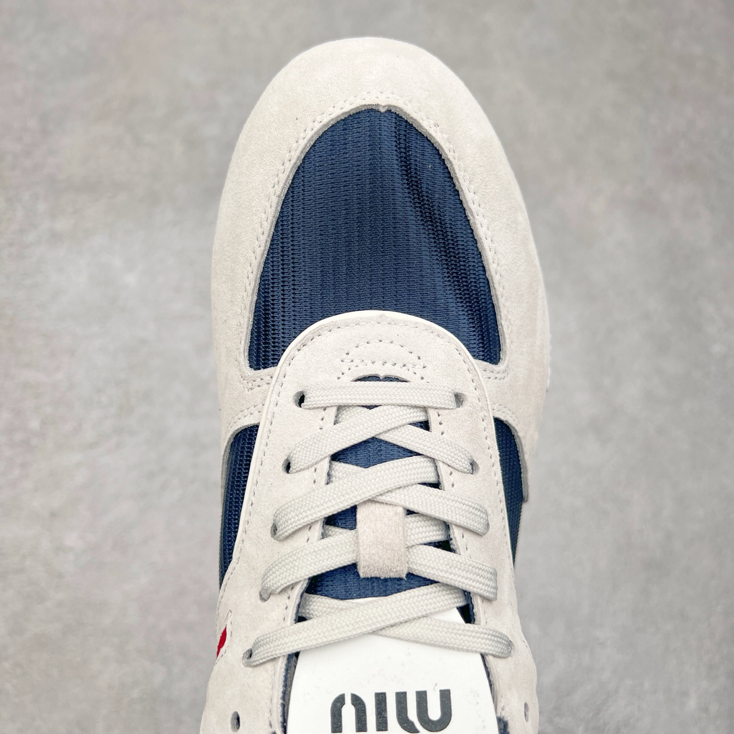 图片[4]-MiuMiu x New Balance 530 SL NB新百伦缪缪联名系列低帮经典复古休闲运动慢跑鞋 近几年运动品牌与各大潮流品牌不断推出联名产品，在球鞋圈拥有极高的热度。此外，奢侈品牌和运动品牌联名也早已非新鲜事，继 Dior 和 Jordan Brand 以及 Prada 和 adidas 合作后。近日，Miu Miu与New Balance的合作基本已经成为定番，每年都会上新，而近期的最新联名也已经正式曝光，预计会在24年春夏面世！相比之前两次使用的574，这次Miu Miu带来了全新风格。采用了全新型号MR530进行设计，继续使用复古的旧化效果和去年就被带火的美拉德配色打造。Miu Miu作为千禧文化的重要推手，这次也是直接挑选了New Balance 2000年代时发布的健身跑鞋MR530。整体做旧效果非常明显，甚至有些二手鞋的感觉，多少是有点瘦巴黎世家影响了……配色方面将会推出米色和棕色两种颜色可供选择，整体覆盖了做旧麂皮，鞋舌和鞋垫和之前一致，有Miu Miu的Logo，同时搭配皮革和棉质双鞋带组成。尺码：35.5 36 37 37.5 38 38.5 39.5 40 40.5 41.5 42 42.5 43.5 44 45-选品中心